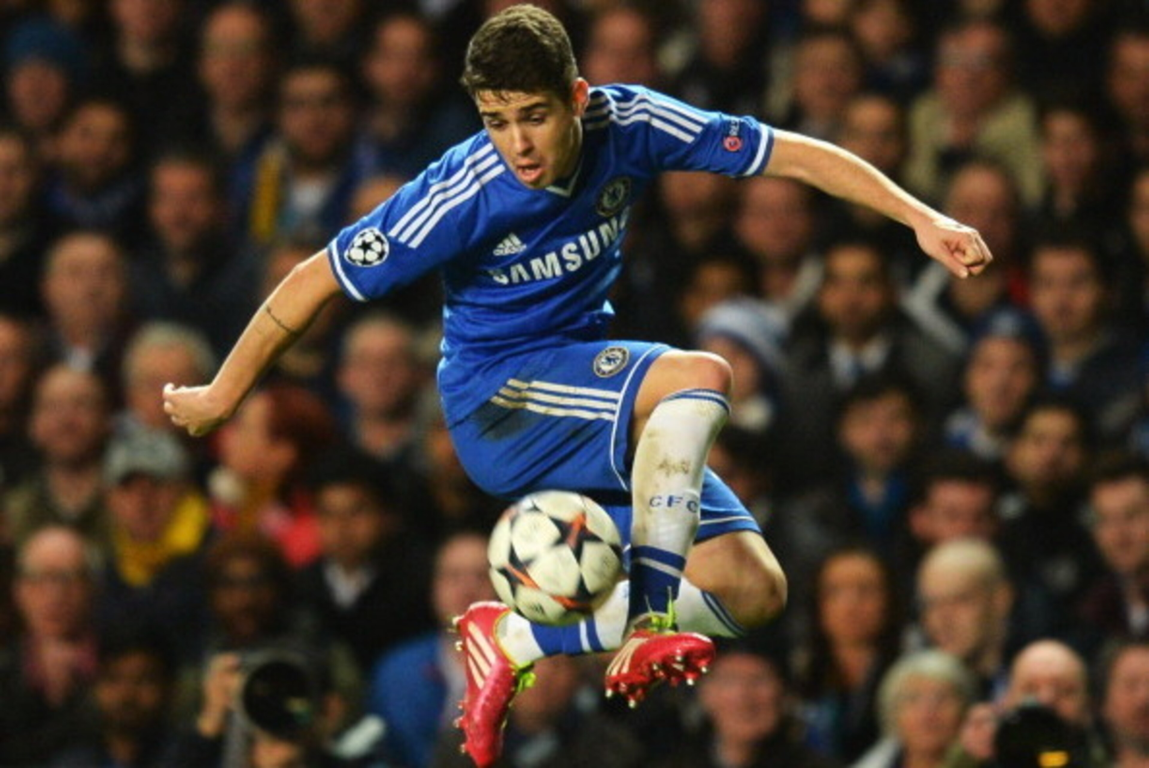 LONDON, ENGLAND - MARCH 18:  Oscar of Chelsea controls the ball during the UEFA Champions League Round of 16 second leg match between Chelsea and Galatasaray AS at Stamford Bridge on March 18, 2014 in London, England.  (Photo by Mike Hewitt/Getty Images)