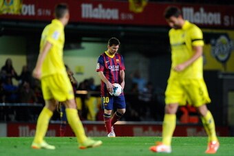 VILLARREAL, SPAIN - APRIL 27:  Lionel Messi of FC Barcelona looks dejected after Manu Trigueros of Villarreal CF, not in picture, scored his team's second goal during the La Liga match between Villarreal CF and FC Barcelona at El Madrigal on April 27, 201