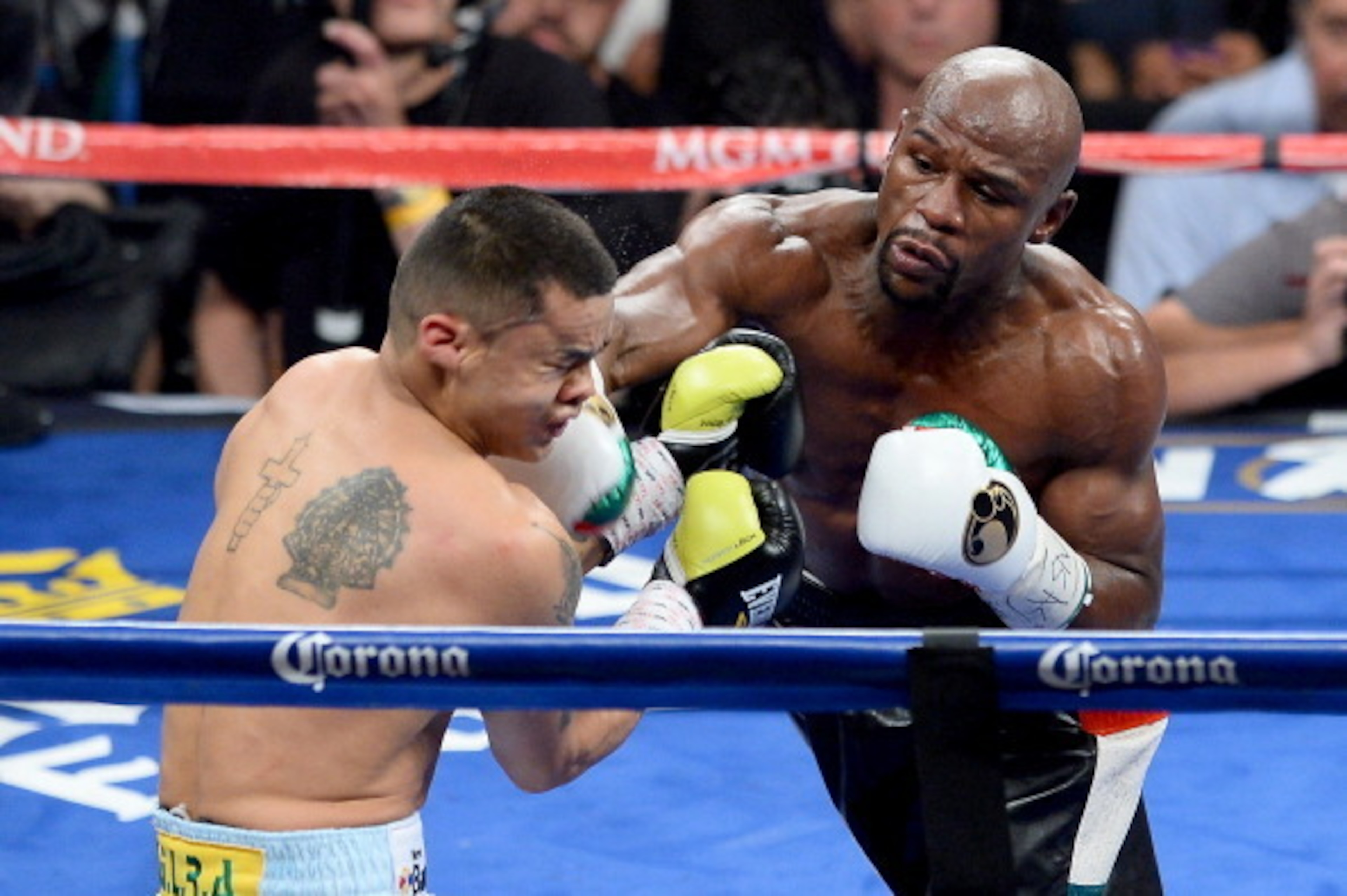 LAS VEGAS, NV - MAY 03:  (R-L) Floyd Mayweather Jr. throws a right at Marcos Maidana during their WBC/WBA welterweight unification fight at the MGM Grand Garden Arena on May 3, 2014 in Las Vegas, Nevada.  (Photo by Ethan Miller/Getty Images)