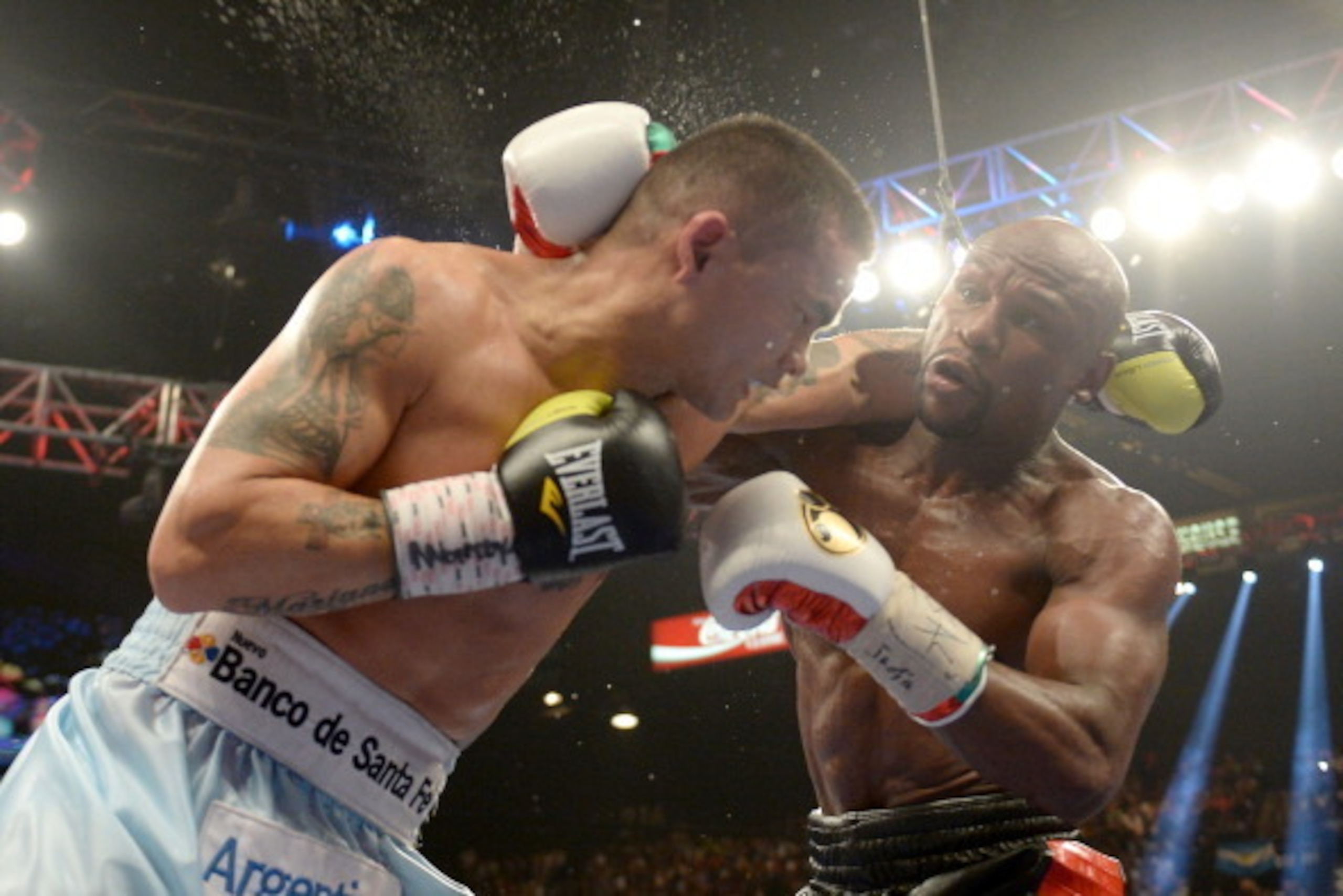 LAS VEGAS, NV - MAY 03:  (L-R) Marcos Maidana and  Floyd Mayweather Jr. exchange blows during their WBC/WBA welterweight unification fight at the MGM Grand Garden Arena on May 3, 2014 in Las Vegas, Nevada.  (Photo by Harry How/Getty Images)