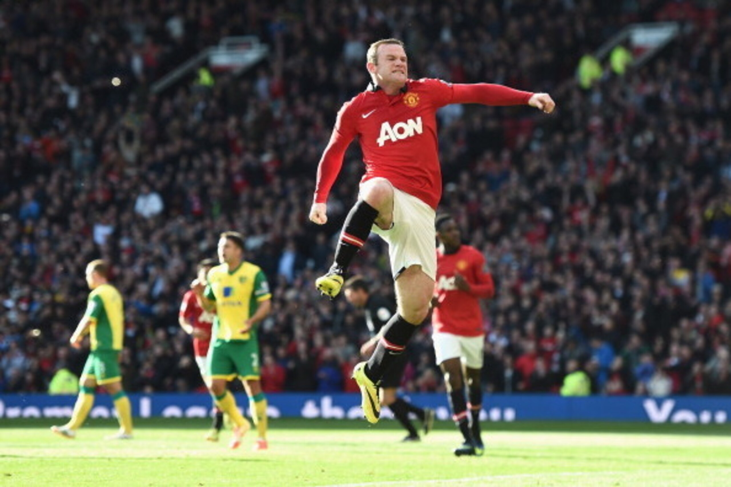 MANCHESTER, ENGLAND - APRIL 26: Wayne Rooney of Manchester United celebrates his first half penalty during the Barclays Premier League match between Manchester United and Norwich City at Old Trafford on April 26, 2014 in Manchester, England. (Photo by La MANCHESTER, ENGLAND - APRIL 26: Wayne Rooney of Manchester United celebrates his first half penalty during the Barclays Premier League match between Manchester United and Norwich City at Old Trafford on April 26, 2014 in Manchester, England. (Photo by La
