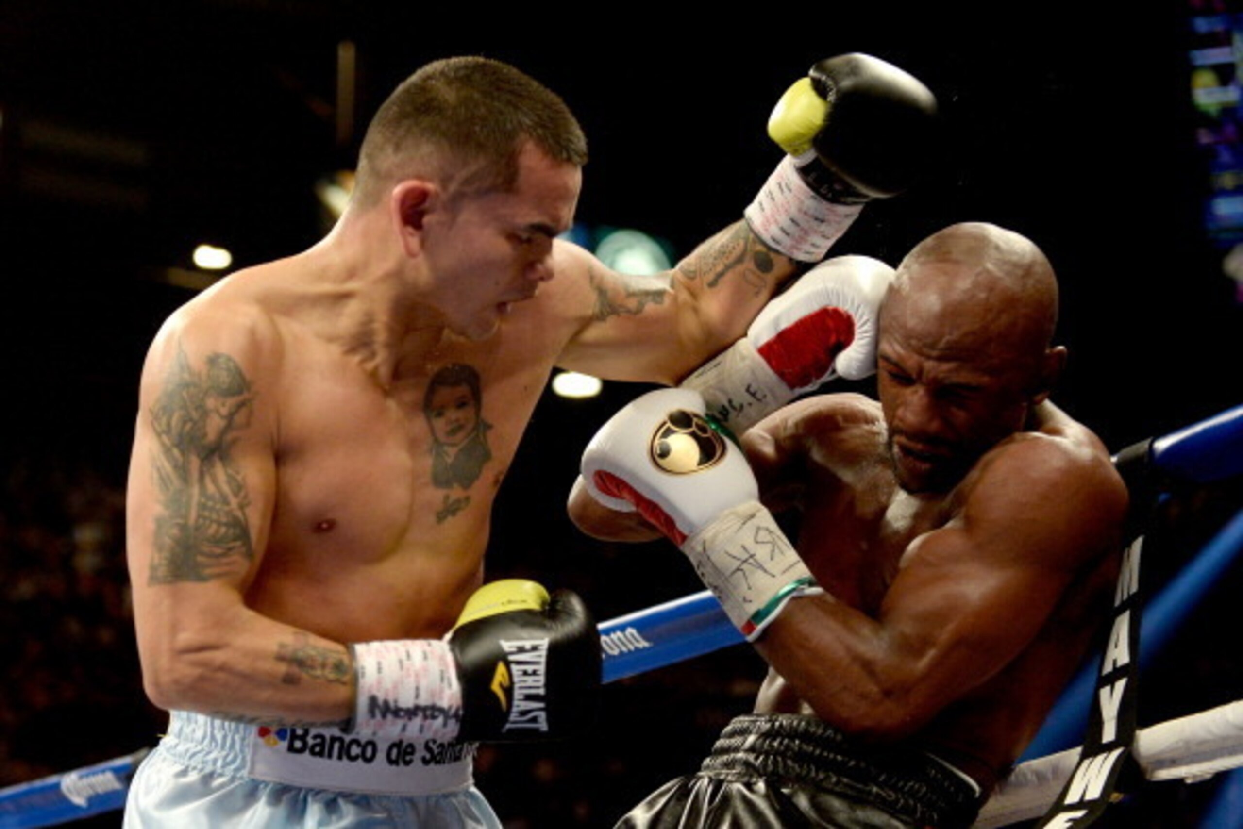LAS VEGAS, NV - MAY 03:  (L-R) Marcos Maidana and Floyd Mayweather Jr. exchange blows during their WBC/WBA welterweight unification fight at the MGM Grand Garden Arena on May 3, 2014 in Las Vegas, Nevada.  (Photo by Harry How/Getty Images)
