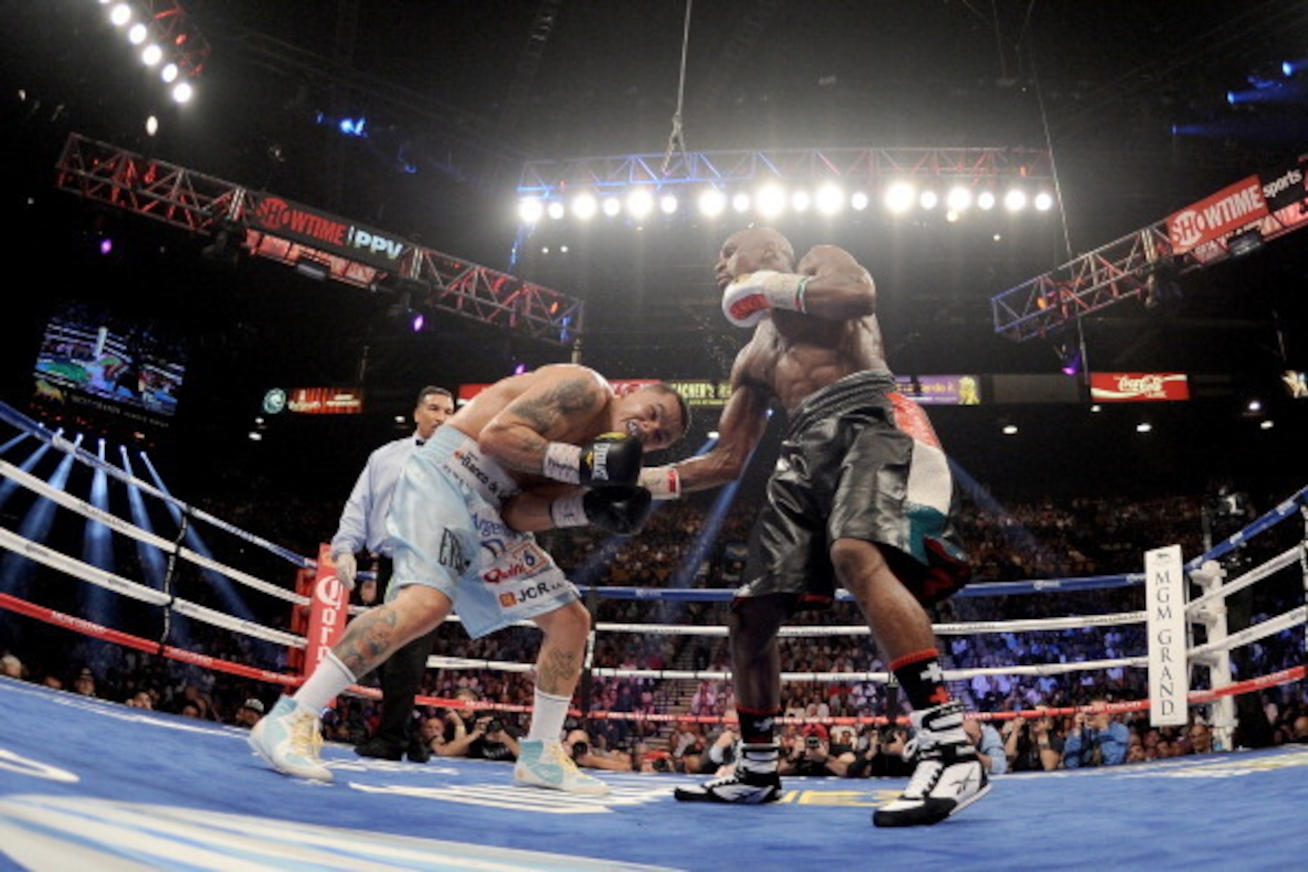 LAS VEGAS, NV - MAY 03:  (R-L) Floyd Mayweather Jr. throws a right at Marcos Maidana during their WBC/WBA welterweight unification fight at the MGM Grand Garden Arena on May 3, 2014 in Las Vegas, Nevada.  (Photo by Harry How/Getty Images)