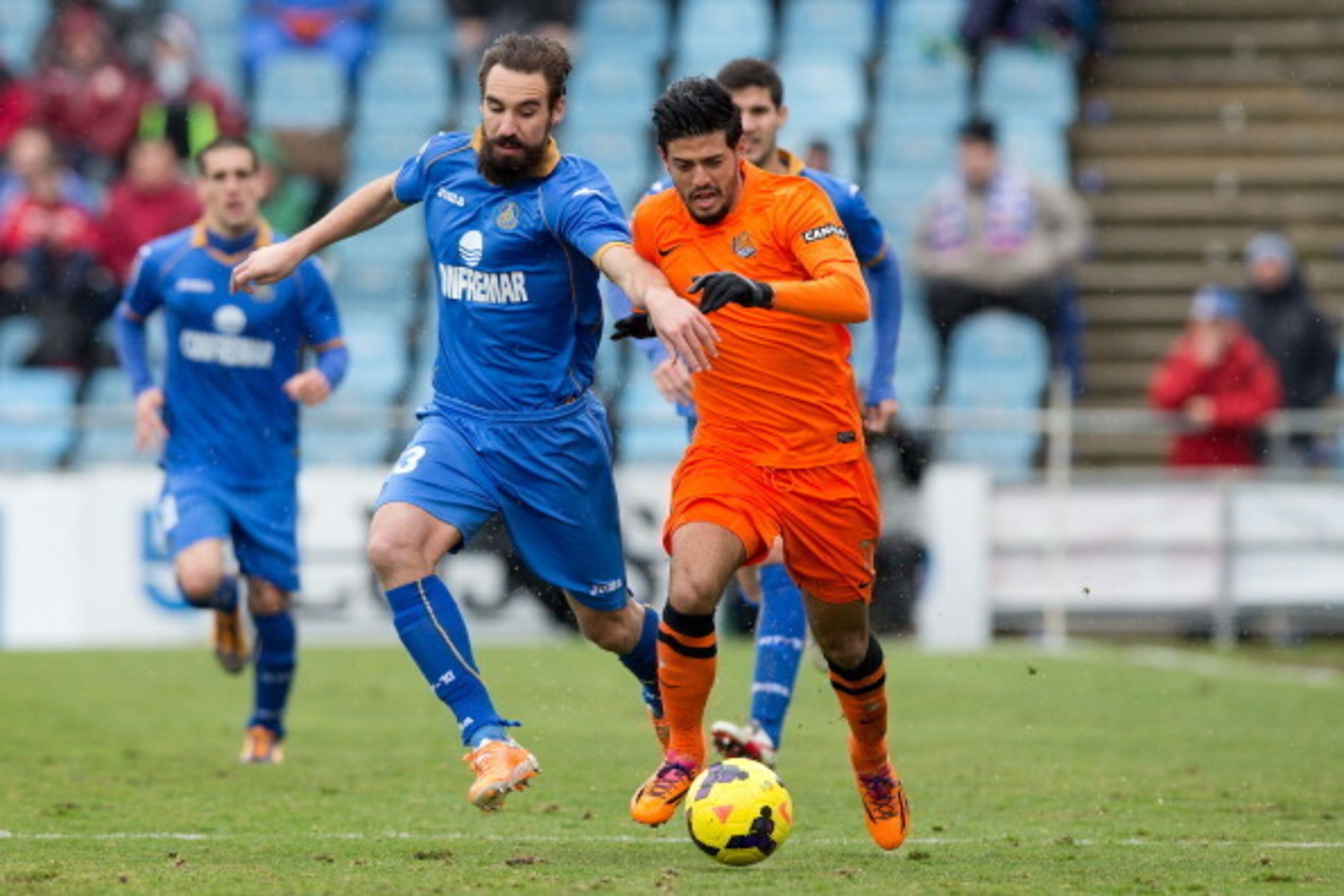 GETAFE, SPAIN - JANUARY 19:  Carlos Vela (R) of Real Sociedad competes for the ball with Borja Fernandez Fernandez (L) of Getafe CF during the La Liga match between Getafe SAD and Real Sociedad de Futbol at Coliseum Alfonso Perez on January 19, 2014 in Ge