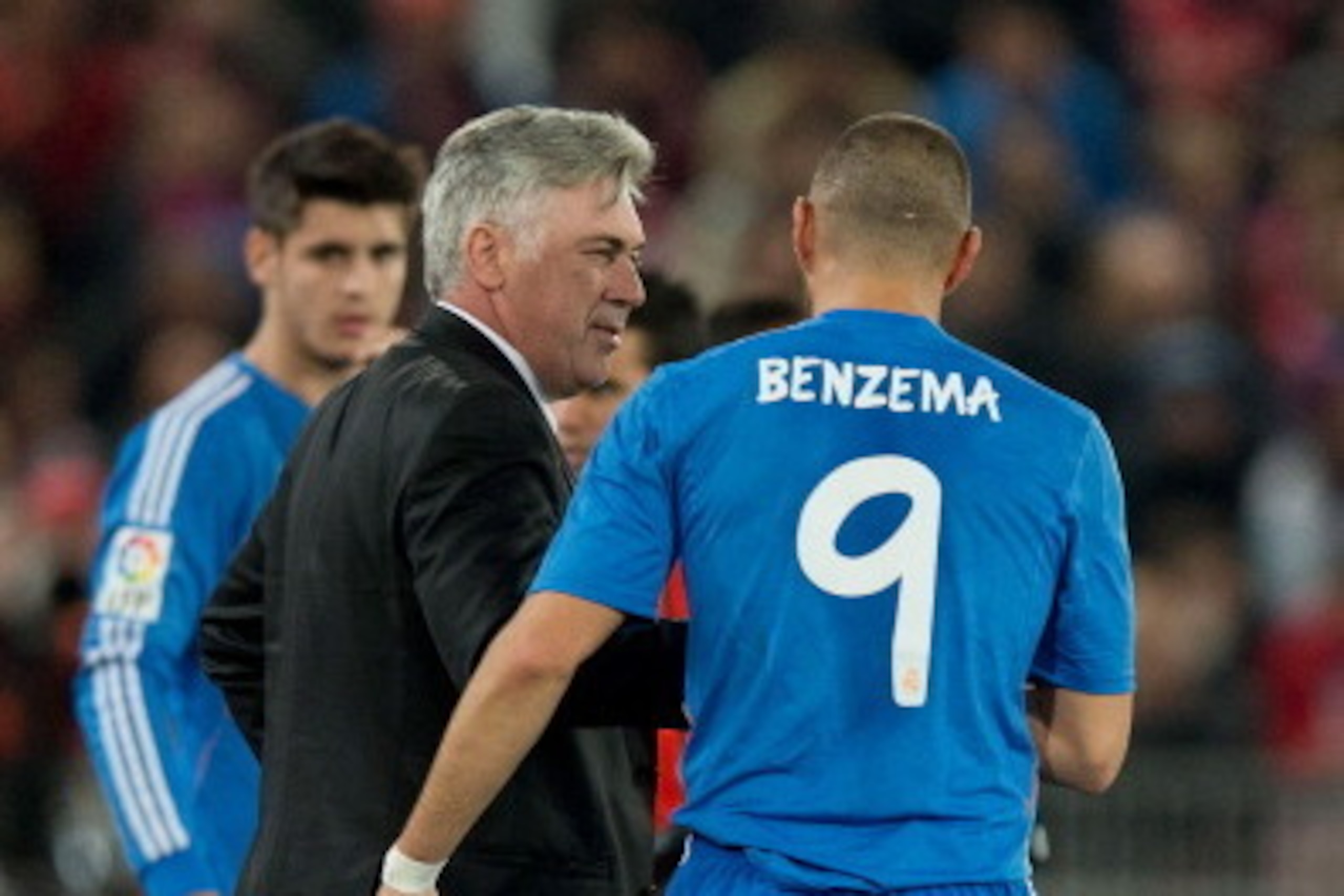 ALMERIA, SPAIN - NOVEMBER 23: Karim Benzema of Real Madrid CF celebrates scoring their second goal with his head coach Carlo Ancelotti before being replaced by Alvaro B. Morata (L) during the La Liga match between UD Almeria and Real Madrid CF at Estadio 