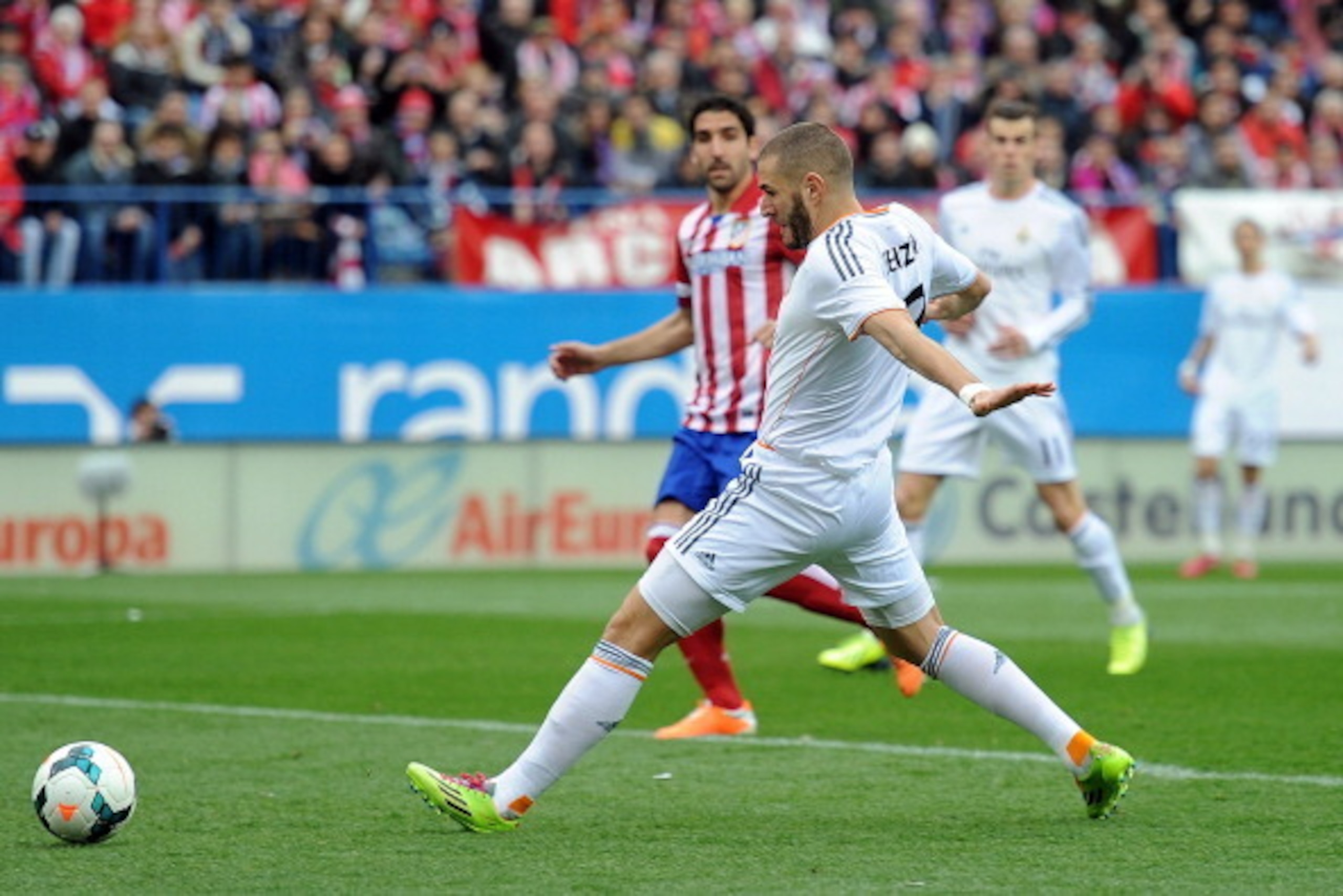 MADRID, SPAIN - MARCH 02:  Karim Benzema of Real Madrid CF scores his team's opening goal during the La Liga match between Club Atletico de Madrid and Real Madrid CF  at Vicente Calderon Stadium on March 2, 2014 in Madrid, Spain.  (Photo by Denis Doyle/Ge