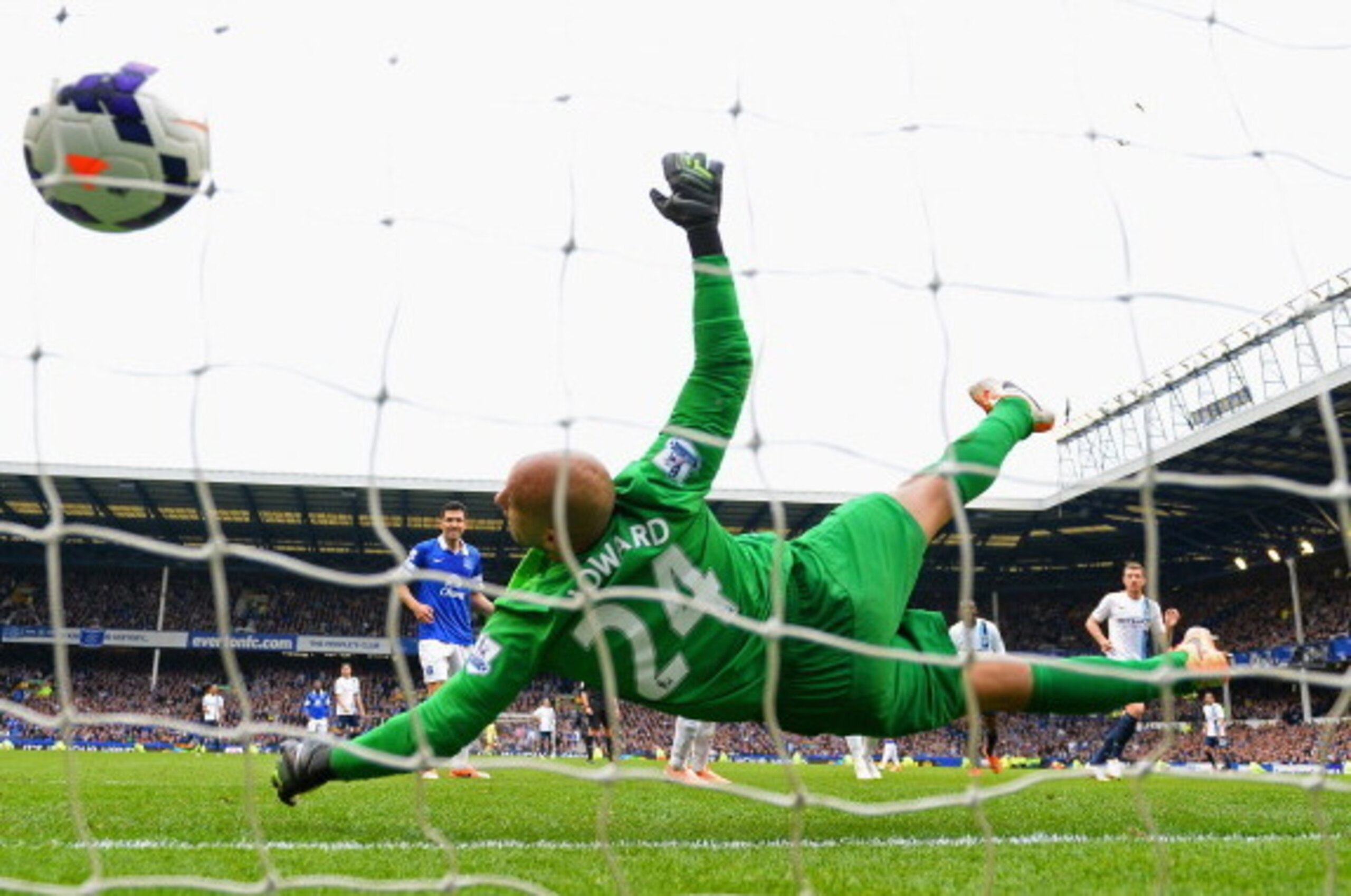 LIVERPOOL, ENGLAND - MAY 03:  Edin Dzeko of Manchester City scores his team's second goal past Tim Howard of Everton during the Barclays Premier League match between Everton and Manchester City at Goodison Park on May 3, 2014 in Liverpool, England.  (Phot