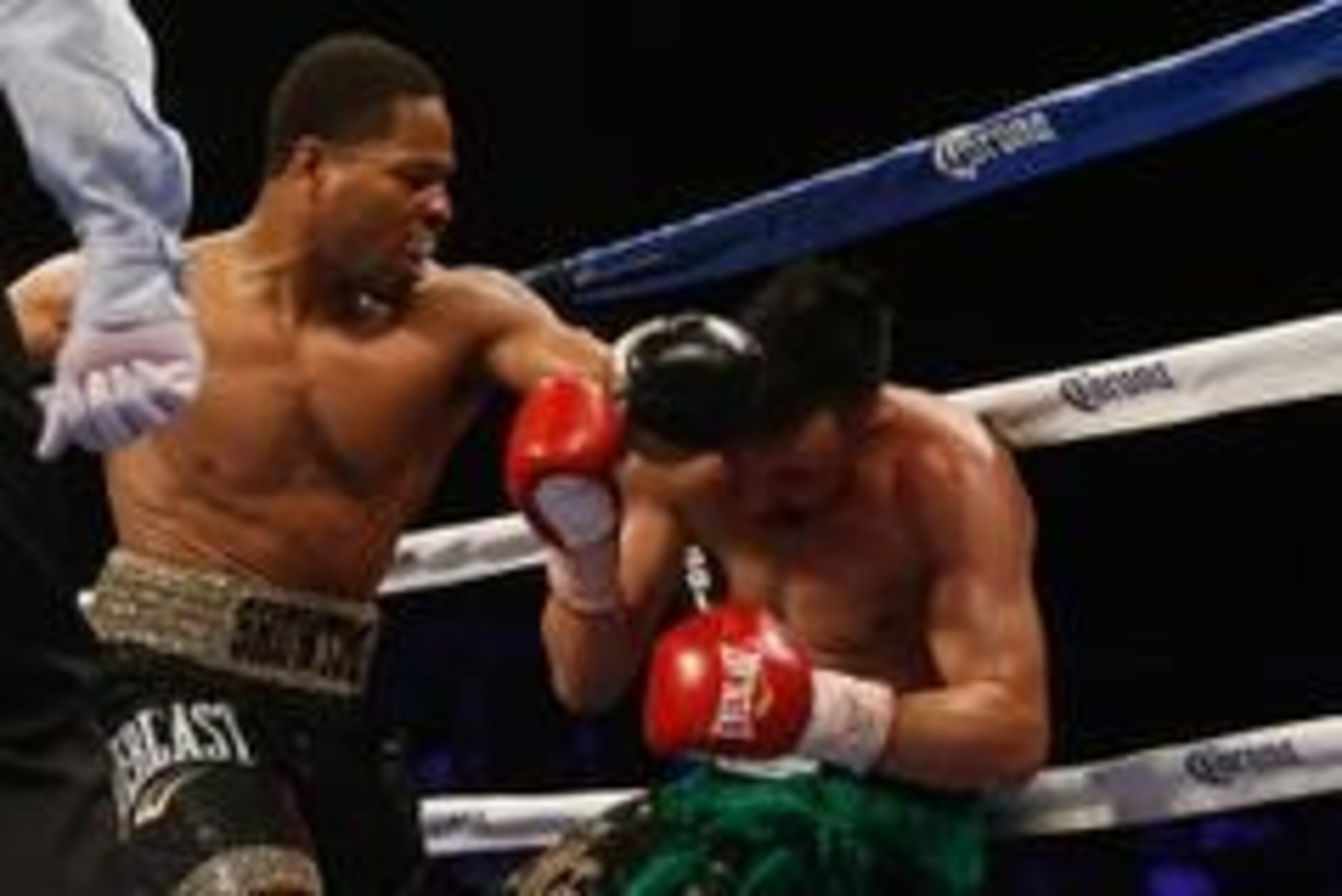Apr 19, 2014; Washington, DC, USA; Shawn Porter (black gloves and Paulie Malignaggi (red gloves) in action during their bout at DC Armory. Mandatory Credit: Geoff Burke-USA TODAY Sports Apr 19, 2014; Washington, DC, USA; Shawn Porter (black gloves and Paulie Malignaggi (red gloves) in action during their bout at DC Armory. Mandatory Credit: Geoff Burke-USA TODAY Sports