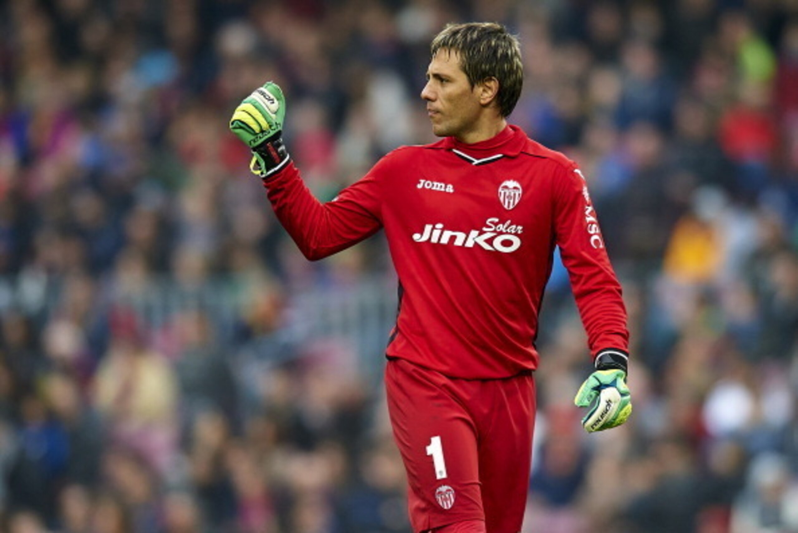 BARCELONA, SPAIN - FEBRUARY 01: Diego Alves of Valencia CF celebrates during the La Liga match between FC Barcelona and Valencia CF at Camp Nou on February 1, 2014 in Barcelona, Spain. (Photo by Manuel Queimadelos Alonso/Getty Images) BARCELONA, SPAIN - FEBRUARY 01: Diego Alves of Valencia CF celebrates during the La Liga match between FC Barcelona and Valencia CF at Camp Nou on February 1, 2014 in Barcelona, Spain. (Photo by Manuel Queimadelos Alonso/Getty Images)