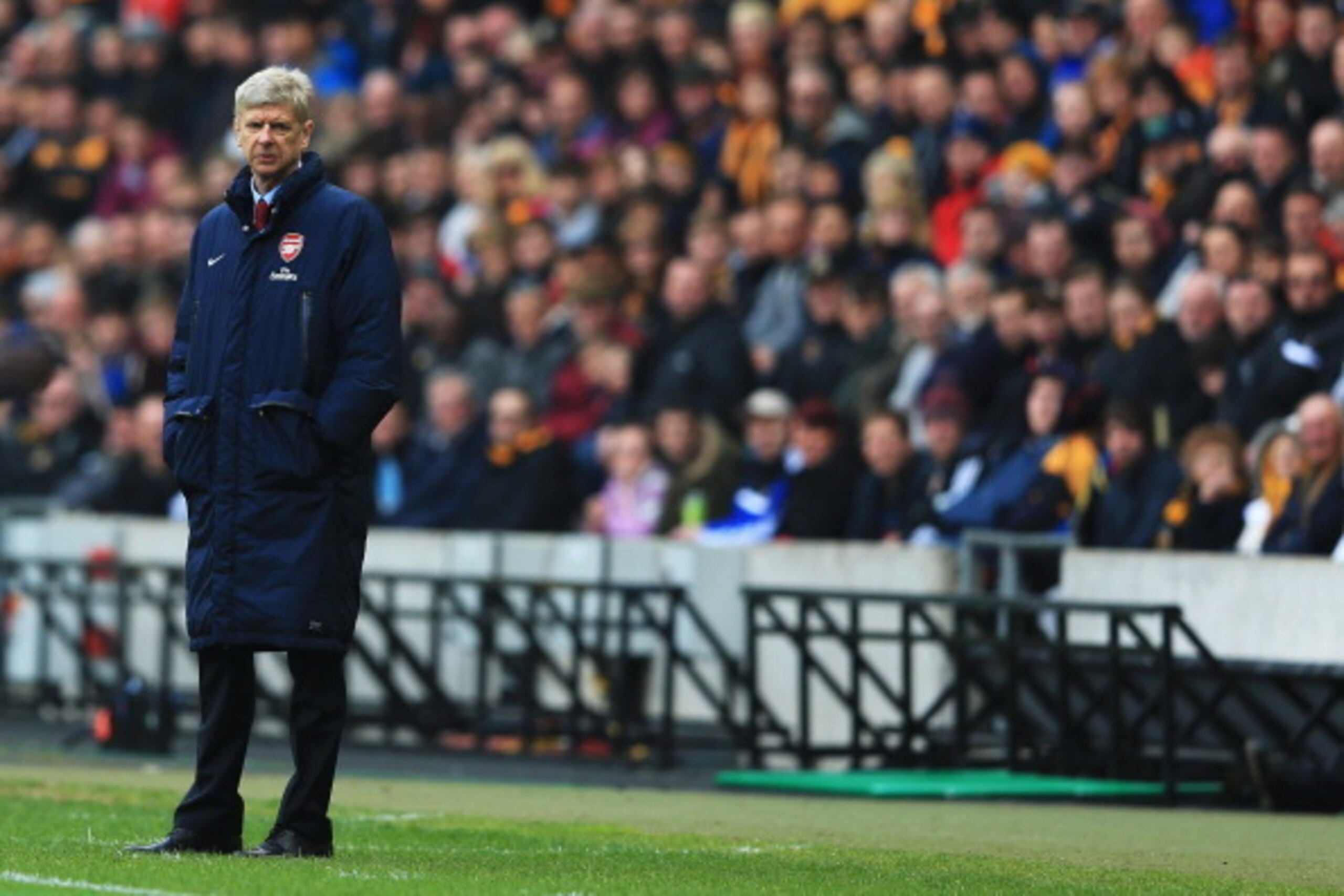 HULL, ENGLAND - APRIL 20:  Arsenal manager Arsene Wenger looks on during the Barclays Premier League match between Hull City and Arsenal at KC Stadium on April 20, 2014 in Hull, England.  (Photo by Matthew Lewis/Getty Images)