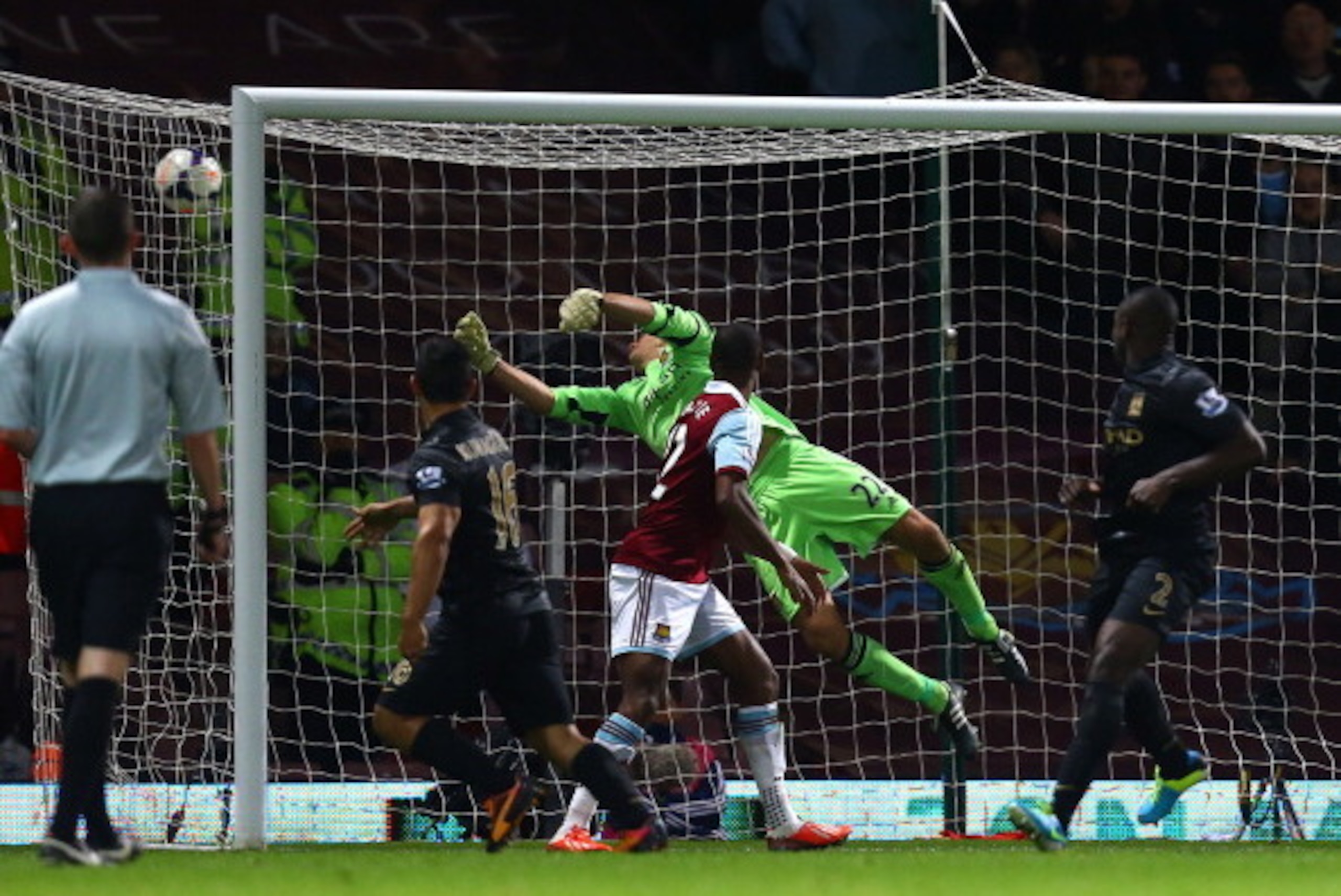 LONDON, ENGLAND - OCTOBER 19:  Sergio Aguero of Manchester City heads the ball past Jussi Jaaskelainen of West Ham United for the second goal during the Barclays Premier League match between West Ham United and Manchester City at the Boleyn Ground on Octo
