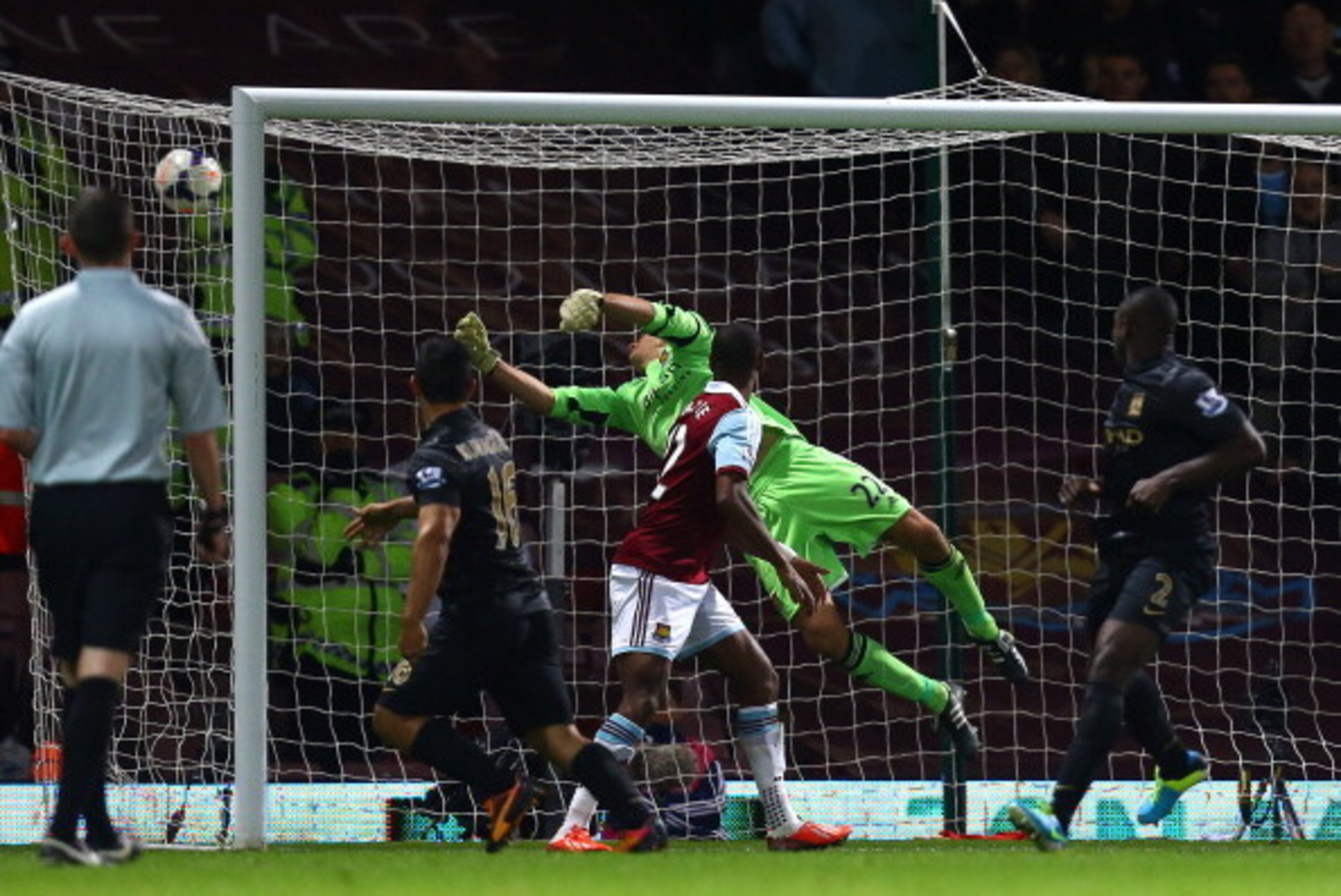 LONDON, ENGLAND - OCTOBER 19:  Sergio Aguero of Manchester City heads the ball past Jussi Jaaskelainen of West Ham United for the second goal during the Barclays Premier League match between West Ham United and Manchester City at the Boleyn Ground on Octo