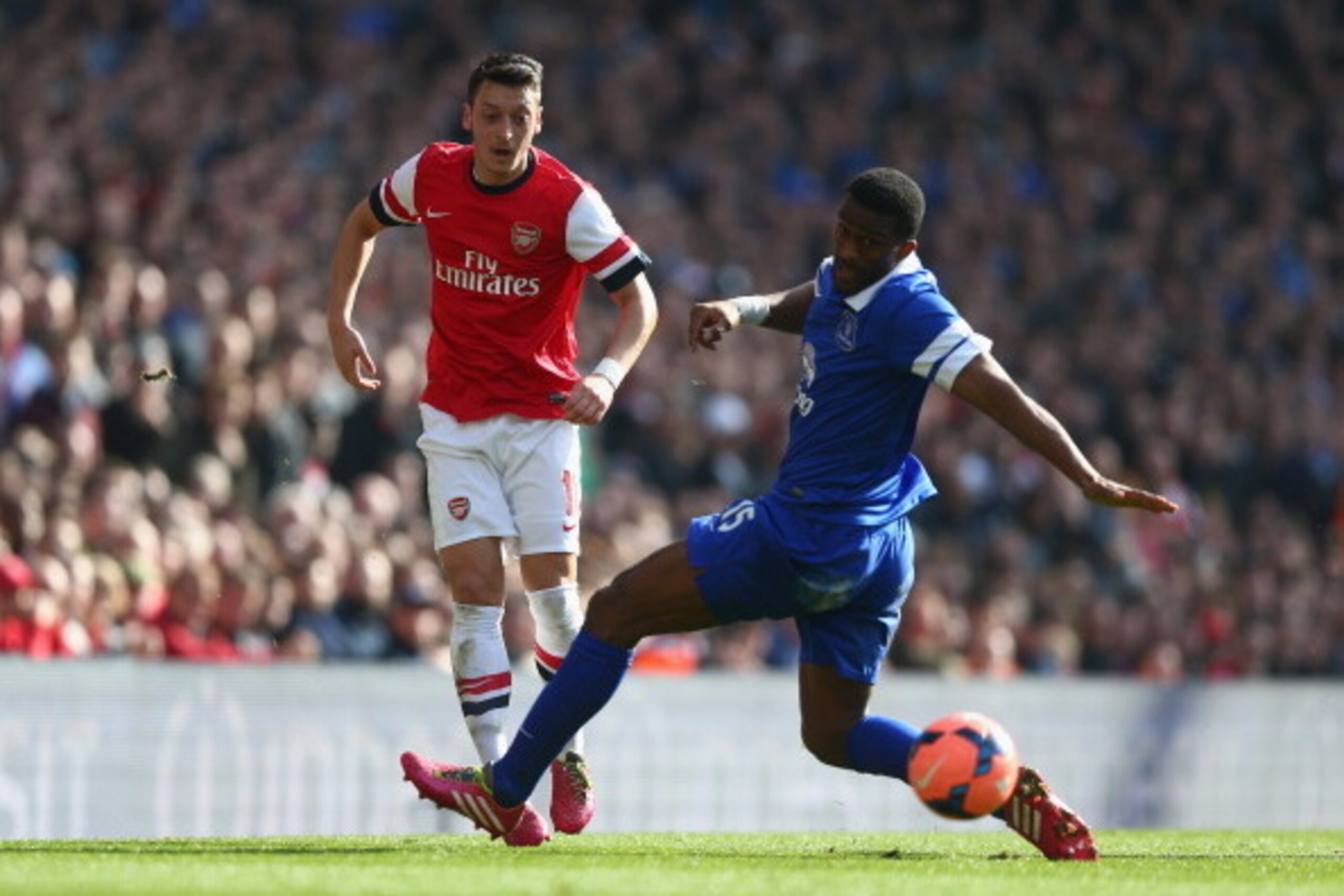 LONDON, ENGLAND - MARCH 08:  Mesut Oezil of Arsenal battles for the ball with Sylvain Distin of Everton during the FA Cup Quarter-Final match between Arsenal and Everton at Emirates Stadium on March 8, 2014 in London, England.  (Photo by Paul Gilham/Getty