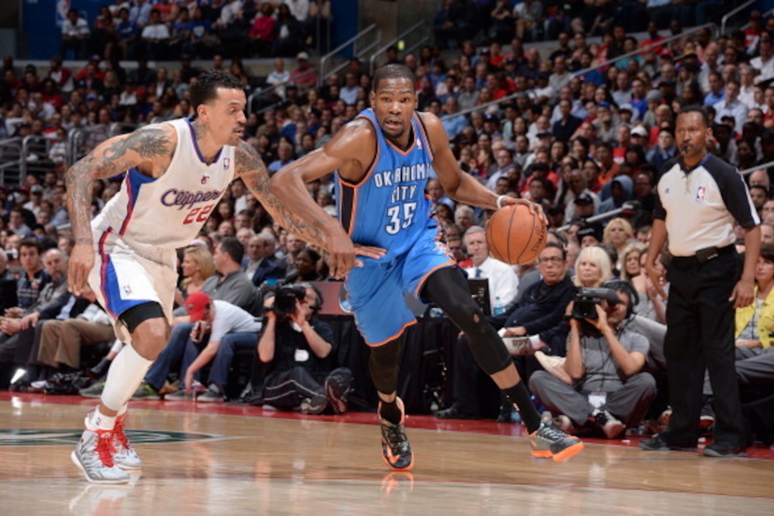 LOS ANGELES, CA - APRIL 9: Kevin Durant #35 of the Oklahoma City Thunder handles the ball against the Los Angeles Clippers at Staples Center on April 9, 2014 in Los Angeles, California. NOTE TO USER: User expressly acknowledges and agrees that, by downloa