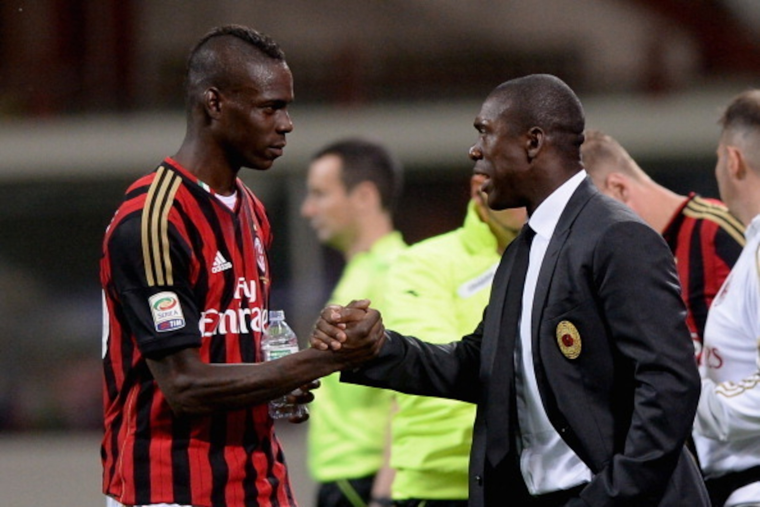 MILAN, ITALY - MAY 04:  Head coach AC Milan Clarence Seedorf (R) and Mario Balotelli chat during the Serie A match between AC Milan and FC Internazionale Milano at Stadio Giuseppe Meazza on May 4, 2014 in Milan, Italy.  (Photo by Claudio Villa/Getty Image