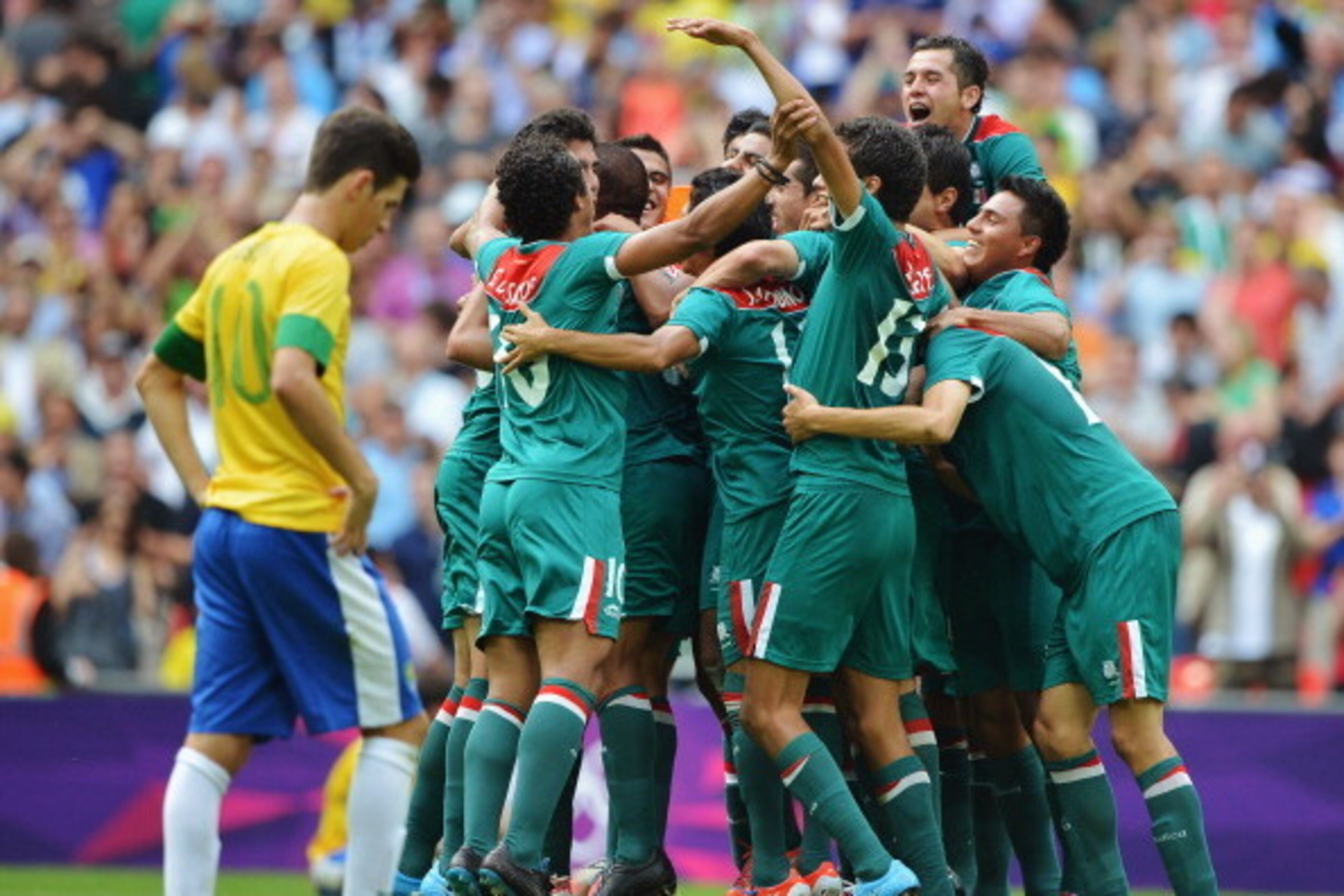 LONDON, ENGLAND - AUGUST 11:  Mexico players celebrate after winning gold in the Men's Football Final between Brazil and Mexico on Day 15 of the London 2012 Olympic Games at Wembley Stadium on August 11, 2012 in London, England.  (Photo by Jeff J Mitchell