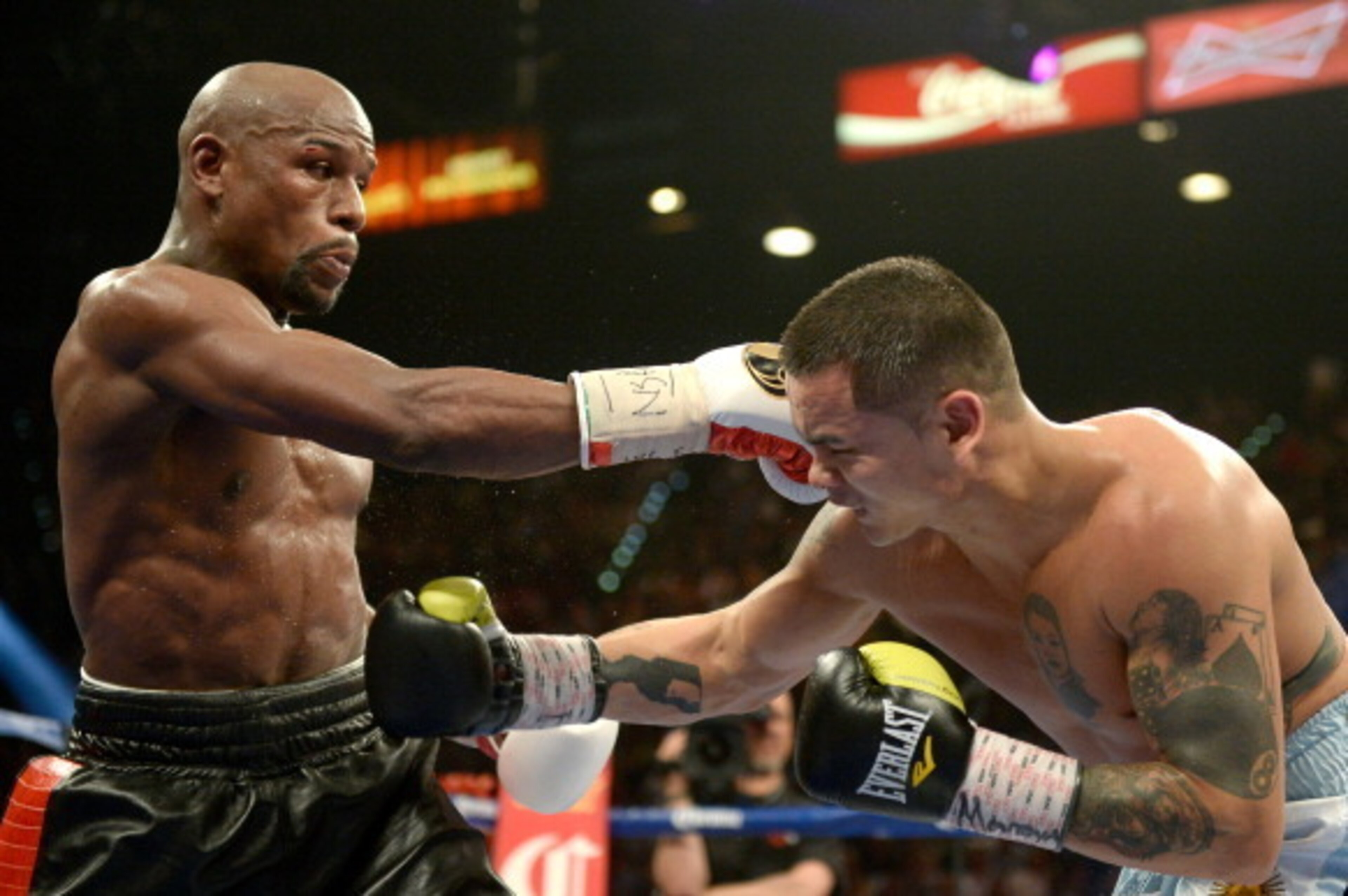 LAS VEGAS, NV - MAY 03:  (L-R) Floyd Mayweather Jr. and Marcos Maidana exchange blows during their WBC/WBA welterweight unification fight at the MGM Grand Garden Arena on May 3, 2014 in Las Vegas, Nevada. Mayweather took Maidana's title with a majority-de