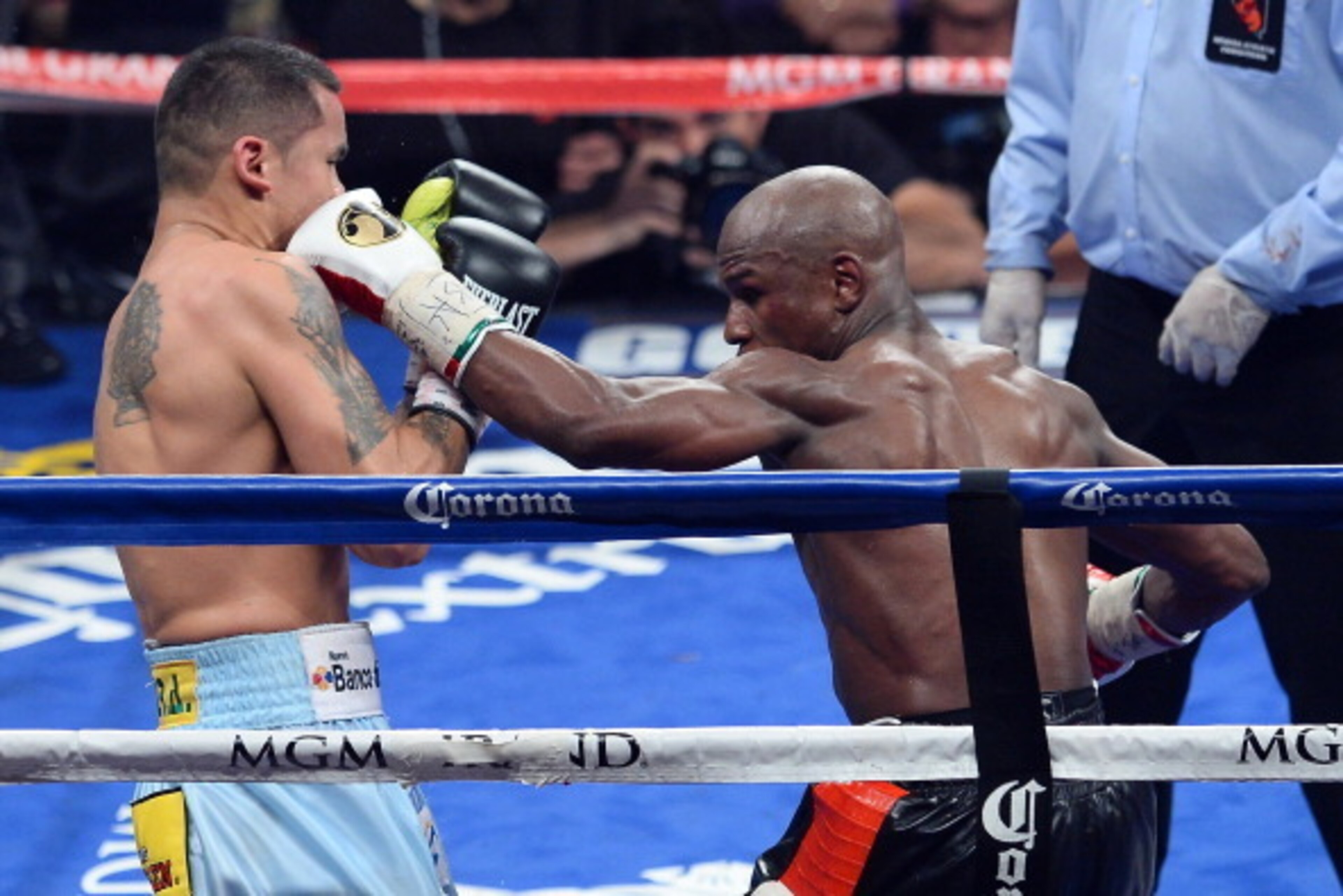 LAS VEGAS, NV - MAY 03:  (R-L) Floyd Mayweather Jr. throws a left to the face of Marcos Maidana during their WBC/WBA welterweight unification fight at the MGM Grand Garden Arena on May 3, 2014 in Las Vegas, Nevada.  (Photo by Ethan Miller/Getty Images)