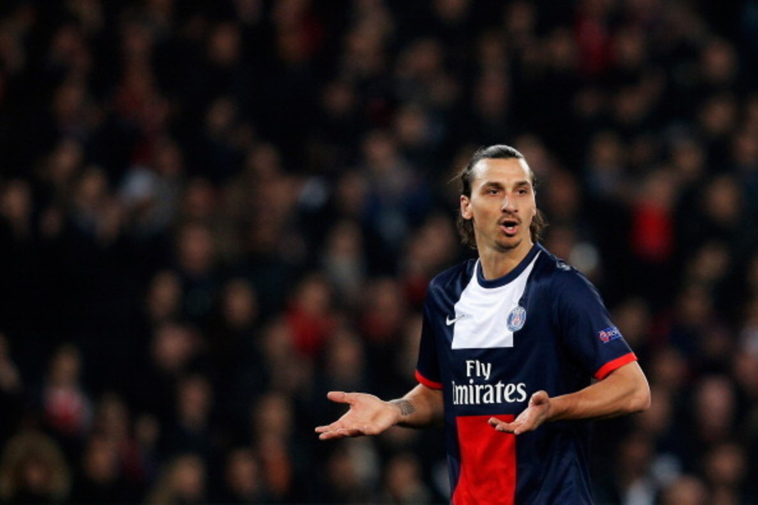 PARIS, FRANCE - MARCH 12:  Zlatan Ibrahimovic of PSG speaks to team mates during the UEFA Champions League Round of 16 second leg match between Paris Saint-Germain FC and Bayer Leverkusen at Parc des Princes on March 12, 2014 in Paris, France.  (Photo by 
