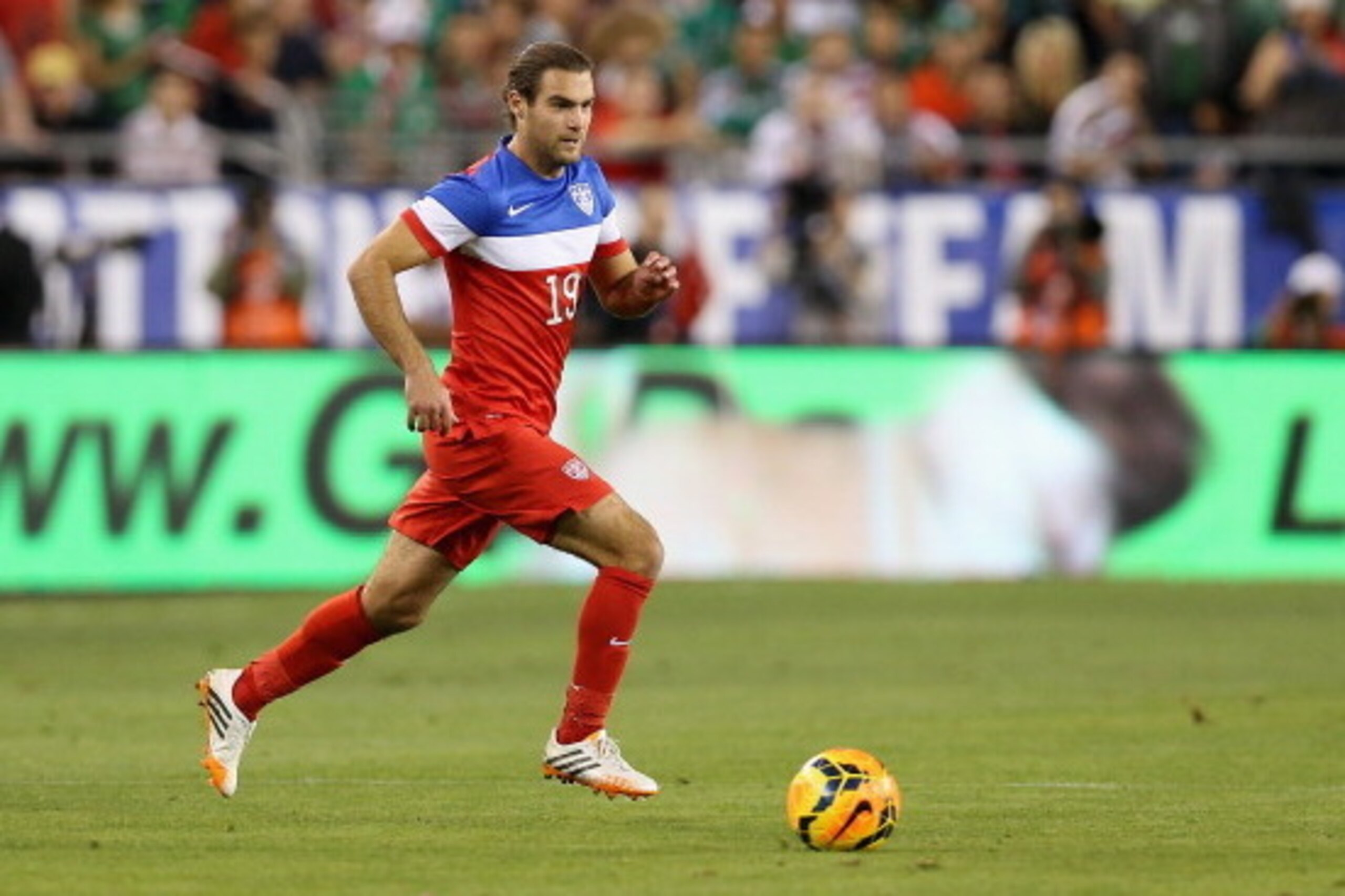 GLENDALE, AZ - APRIL 02:  Graham Zusi #19 of USA controls the ball during the International Friendly against Mexico at University of Phoenix Stadium on April 2, 2014 in Glendale, Arizona. Mexico and USA played to a 2-2 tie.  (Photo by Christian Petersen/G