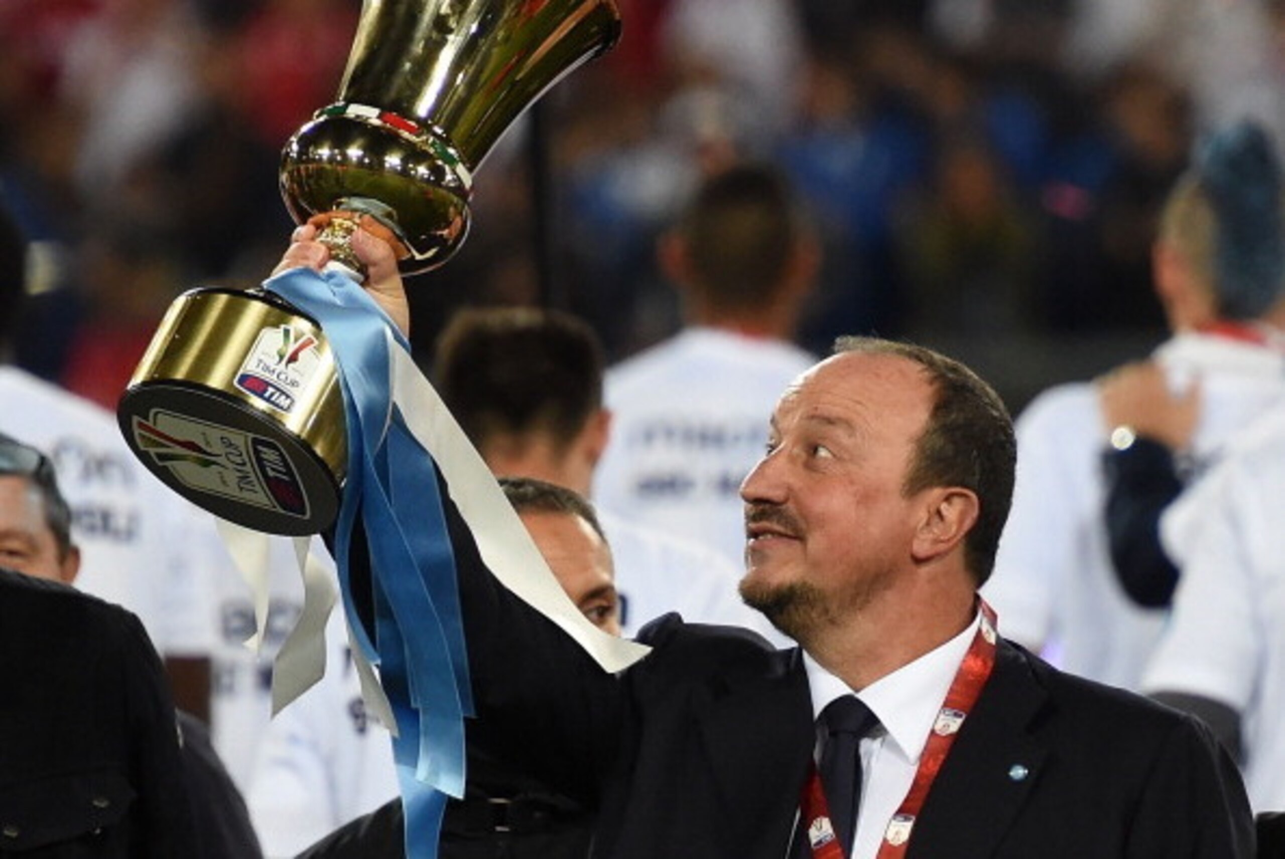 ROME, ITALY - MAY 03:  Rafael Benitez head coach of SSC Napoli holds the trophy after winning the TIM Cup final match  between ACF Fiorentina and SSC Napoli at Olimpico Stadium on May 3, 2014 in Rome, Italy.  (Photo by Giuseppe Bellini/Getty Images)