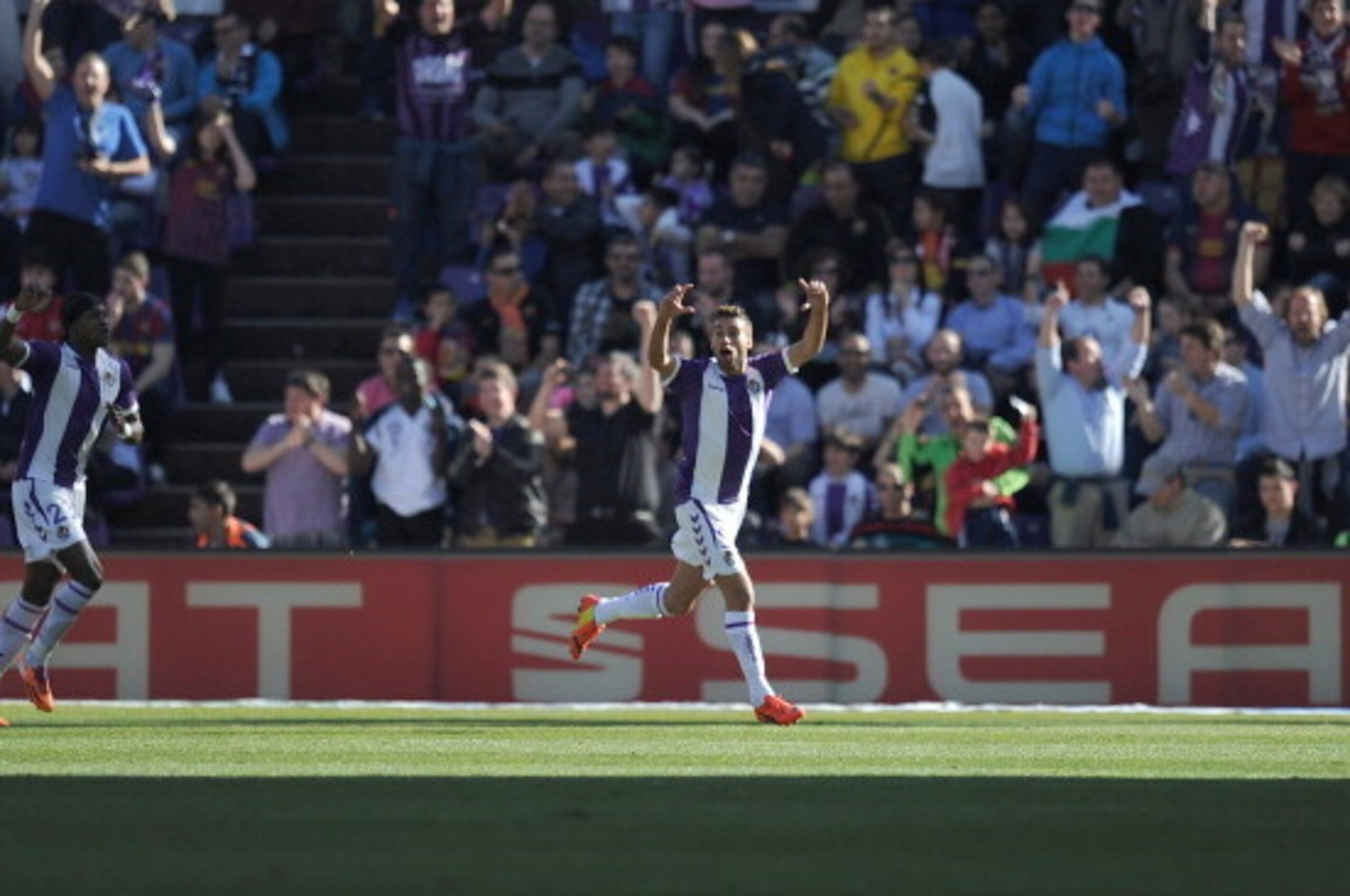 VALLADOLID, SPAIN - MARCH 08: Fausto Rossi of Real Valladoldo CF celebrates after scoring his team's opening goal during the La Liga match between Real Valladolid CF and FC Barcelona at estadio Nuevo Jose Zorillo on March 8, 2014 in Valladolid, Spain. ( VALLADOLID, SPAIN - MARCH 08: Fausto Rossi of Real Valladoldo CF celebrates after scoring his team's opening goal during the La Liga match between Real Valladolid CF and FC Barcelona at estadio Nuevo Jose Zorillo on March 8, 2014 in Valladolid, Spain. (
