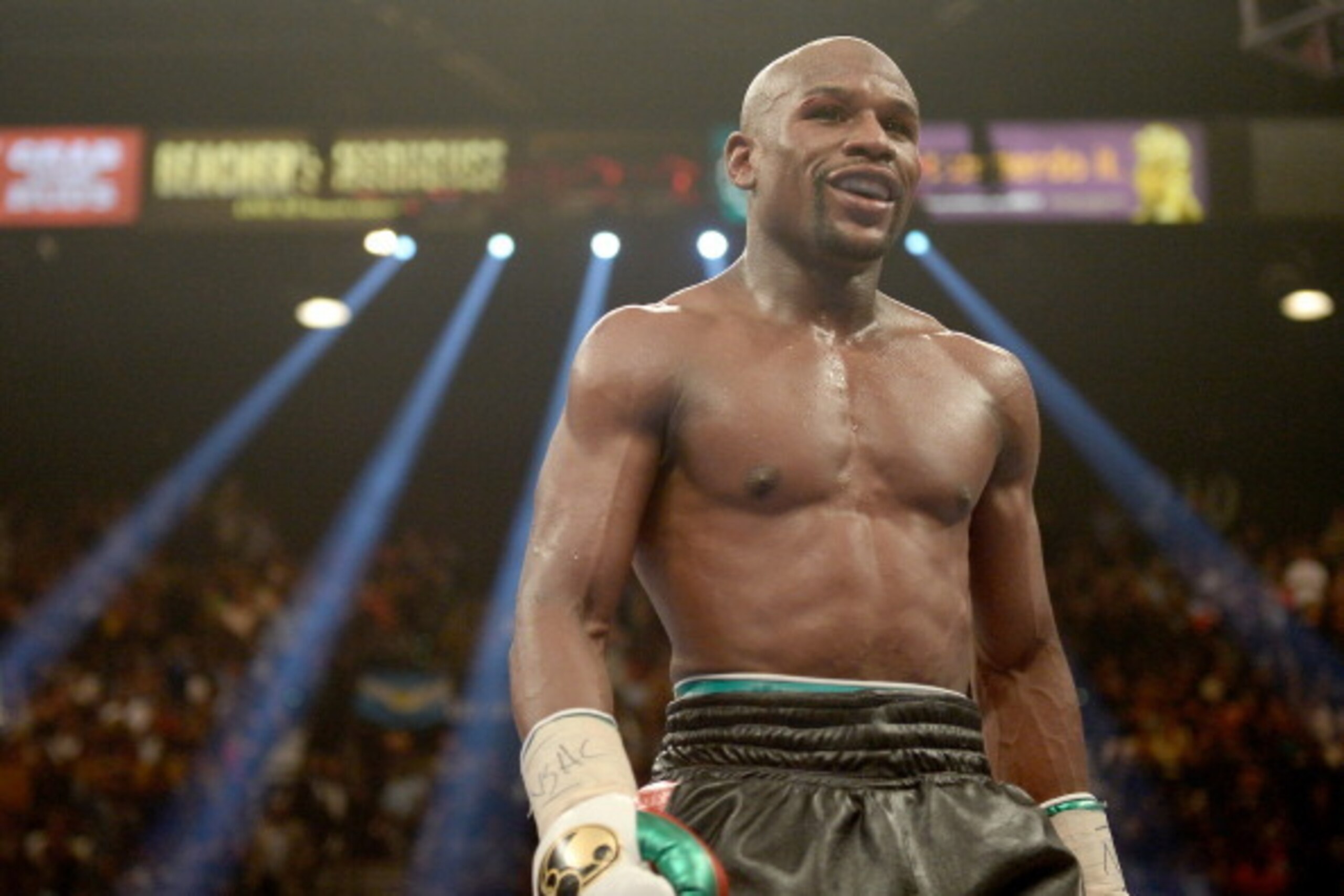 LAS VEGAS, NV - MAY 03:  Floyd Mayweather Jr. smiles while taking on Marcos Maidana during their WBC/WBA welterweight unification fight at the MGM Grand Garden Arena on May 3, 2014 in Las Vegas, Nevada.  (Photo by Harry How/Getty Images)