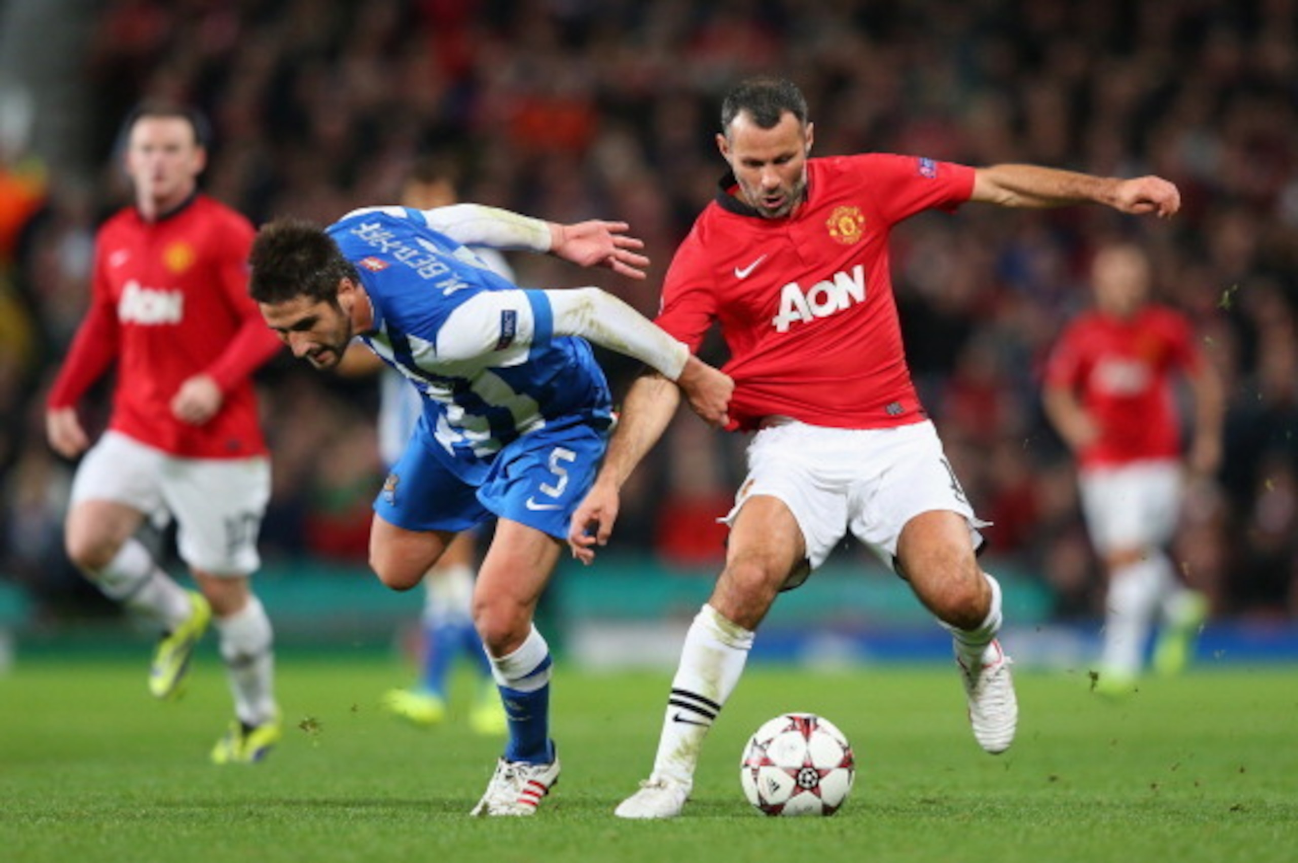 MANCHESTER, ENGLAND - OCTOBER 23:  Markel Bergara of Real Sociedad battles for the ball with Ryan Giggs of Manchester United during the UEFA Champions League Group A match between Manchester United and Real Sociedad at Old Trafford on October 23, 2013 in 
