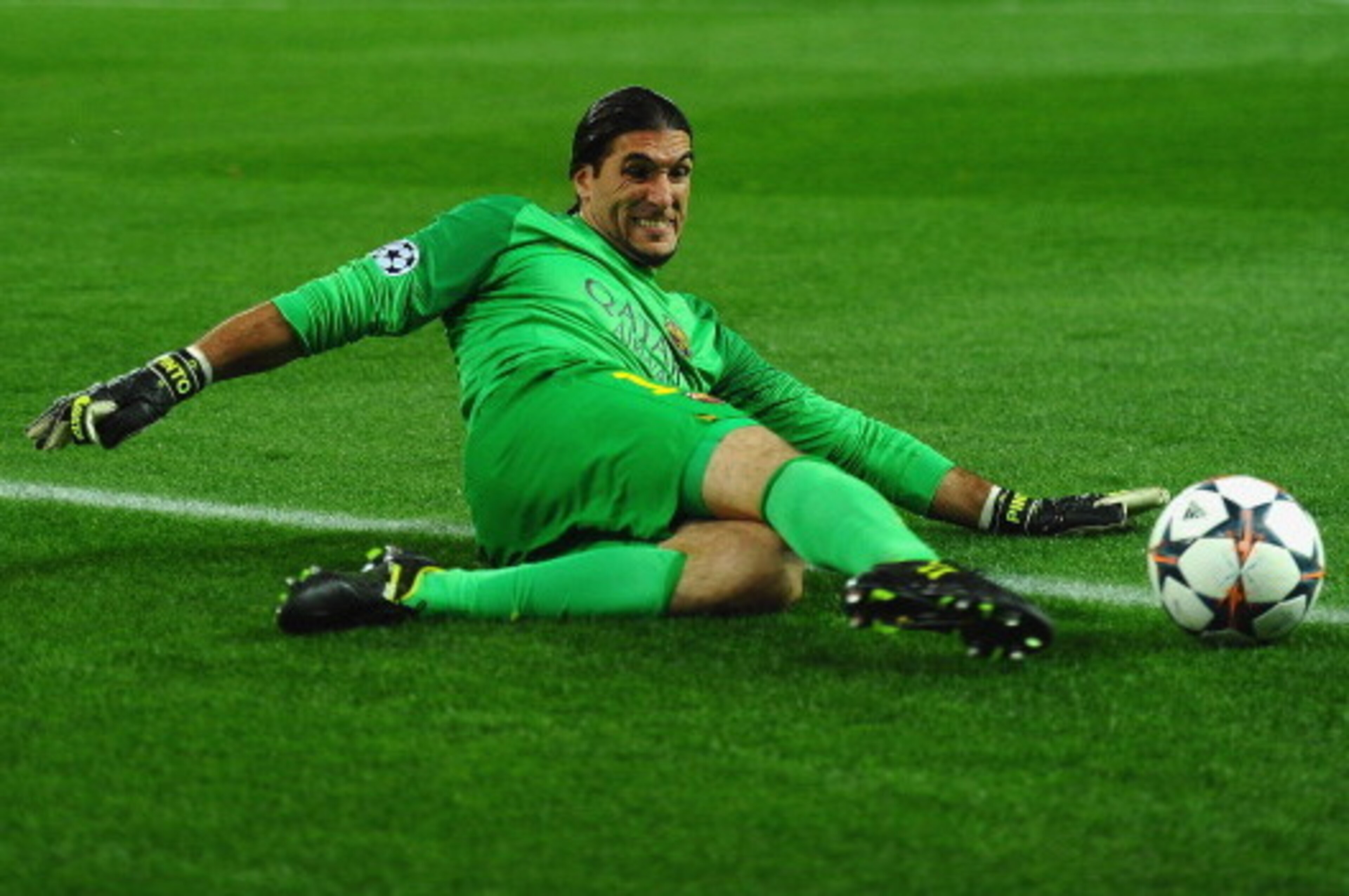 MADRID, SPAIN - APRIL 09: Jose Manuel Pinto of Barcelona clears the ball during the UEFA Champions League Quarter Final second leg match between Club Atletico de Madrid and FC Barcelona at Vicente Calderon Stadium on April 9, 2014 in Madrid, Spain.  (Phot