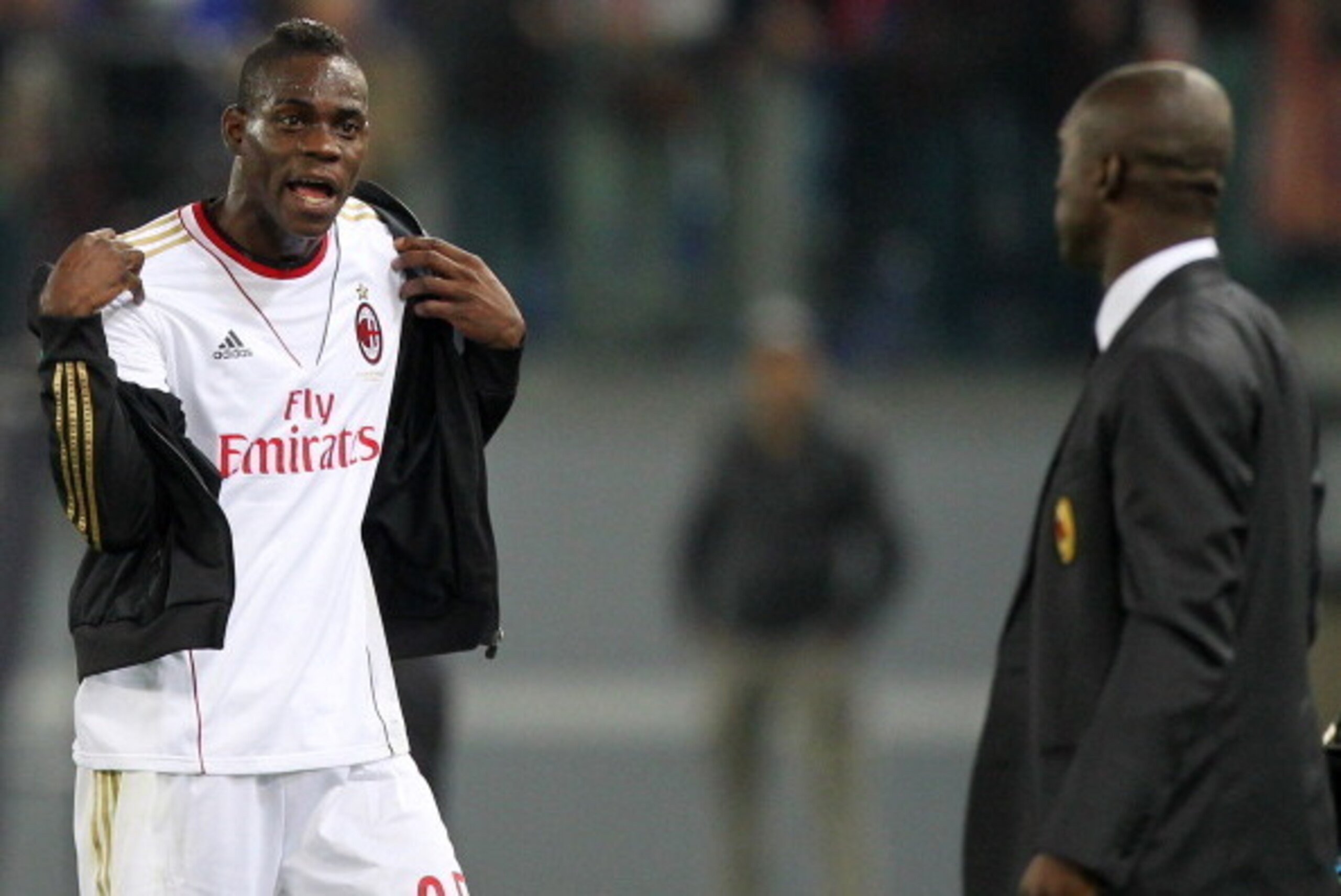 ROME, ITALY - APRIL 25: Mario Balotelli of AC Milan speaks with Clarence Seedorf during the Serie A match between AS Roma and AC Milan at Stadio Olimpico on April 25, 2014 in Rome, Italy.  (Photo by Paolo Bruno/Getty Images)