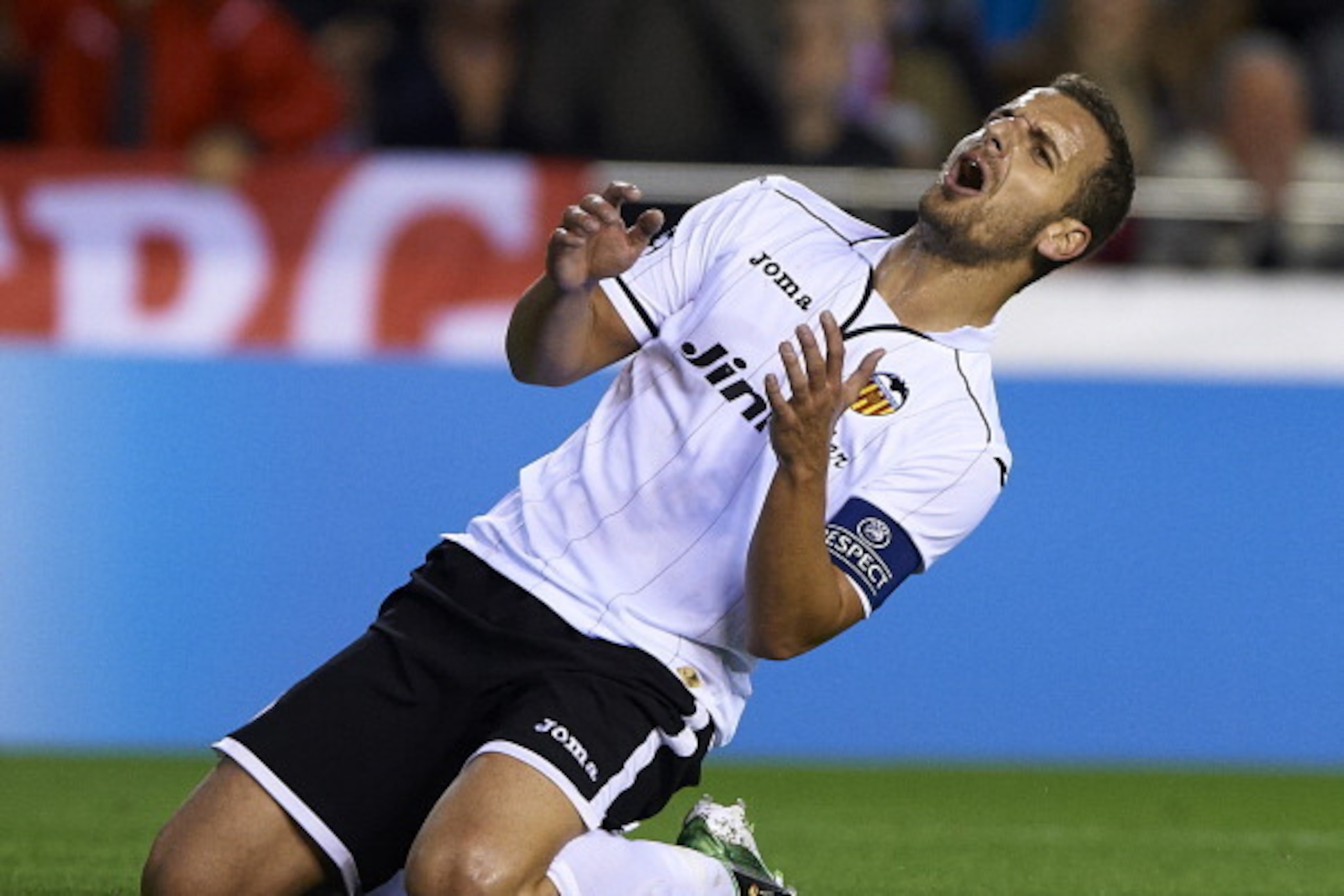 VALENCIA, SPAIN - NOVEMBER 20: Roberto Soldado of Valencia reacts as he fails to score during the UEFA Champions League group F match between Valencia CF and FC Bayern Muenchen at Estadio Mestalla on November 20, 2012 in Valencia, Spain.  (Photo by Manuel