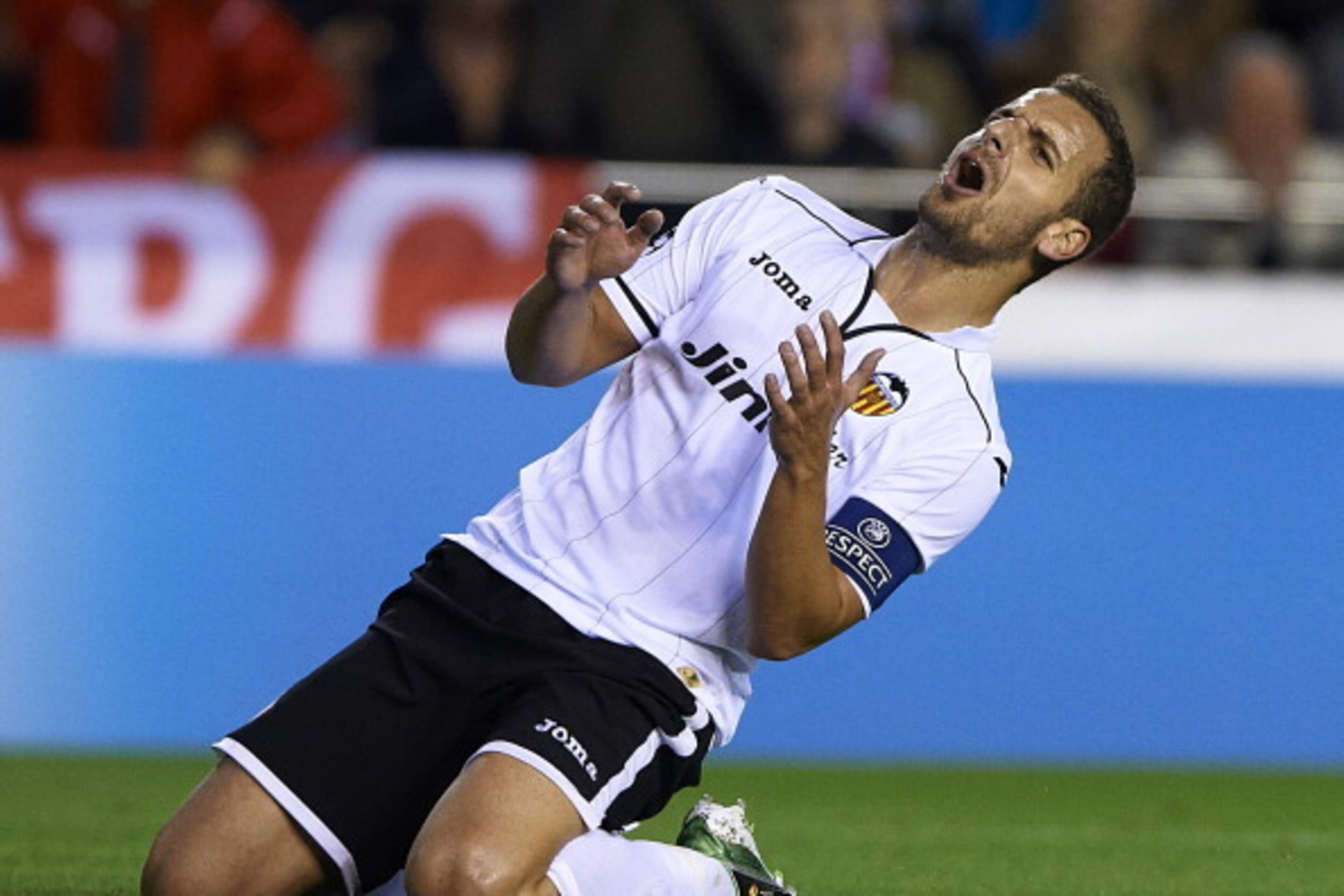 VALENCIA, SPAIN - NOVEMBER 20: Roberto Soldado of Valencia reacts as he fails to score during the UEFA Champions League group F match between Valencia CF and FC Bayern Muenchen at Estadio Mestalla on November 20, 2012 in Valencia, Spain.  (Photo by Manuel