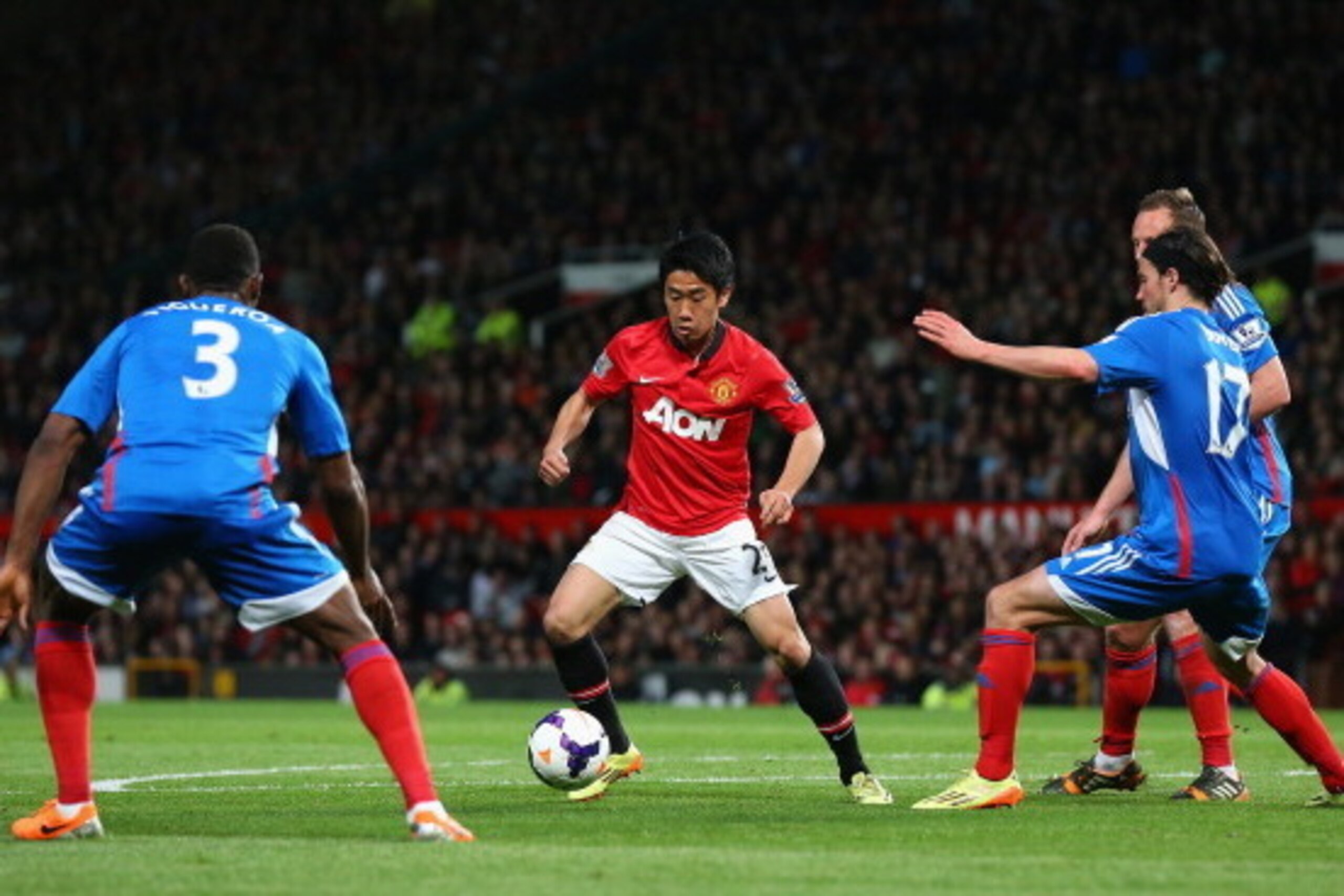 MANCHESTER, ENGLAND - MAY 06:  Shinji Kagawa of Manchester United competes with Maynor Figueroa and George Boyd of Hull City during the Barclays Premier League match between Manchester United and Hull City at Old Trafford on May 6, 2014 in Manchester, Eng