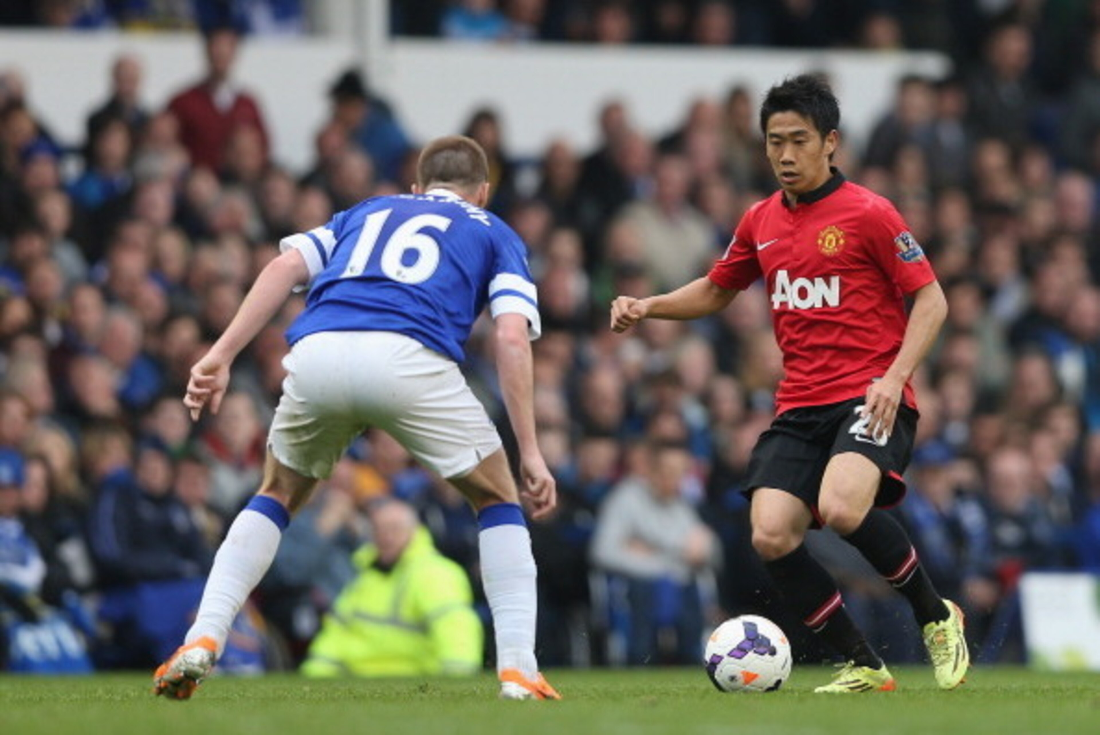 LIVERPOOL, ENGLAND - APRIL 20: Shinji Kagawa of Manchester United attempts to move past James McCarthy of Everton during the Barclays Premier League match between Everton and Manchester United at Goodison Park on April 20, 2014 in Liverpool, England.  (Ph