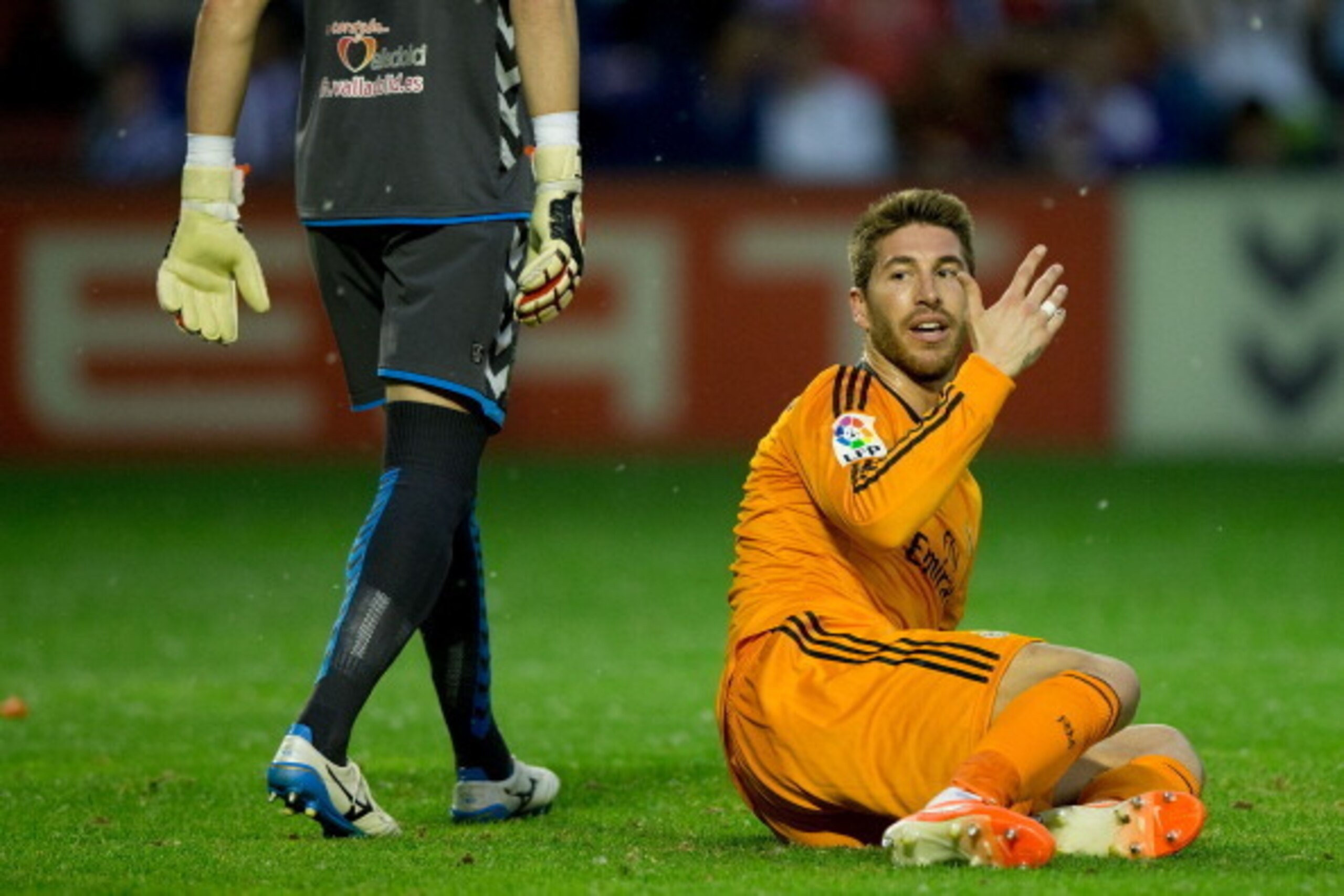 VALLADOLID, SPAIN - MAY 07:  Sergio Ramos (R) of Real Madrid CF reacts after failng to score against goalkeeper Jaime Jimenez Merlo (L) of Real Valladolid CF during the La Liga match between Real Valladolid CF and Real Madrid CF at Estadio Jose Zorilla on