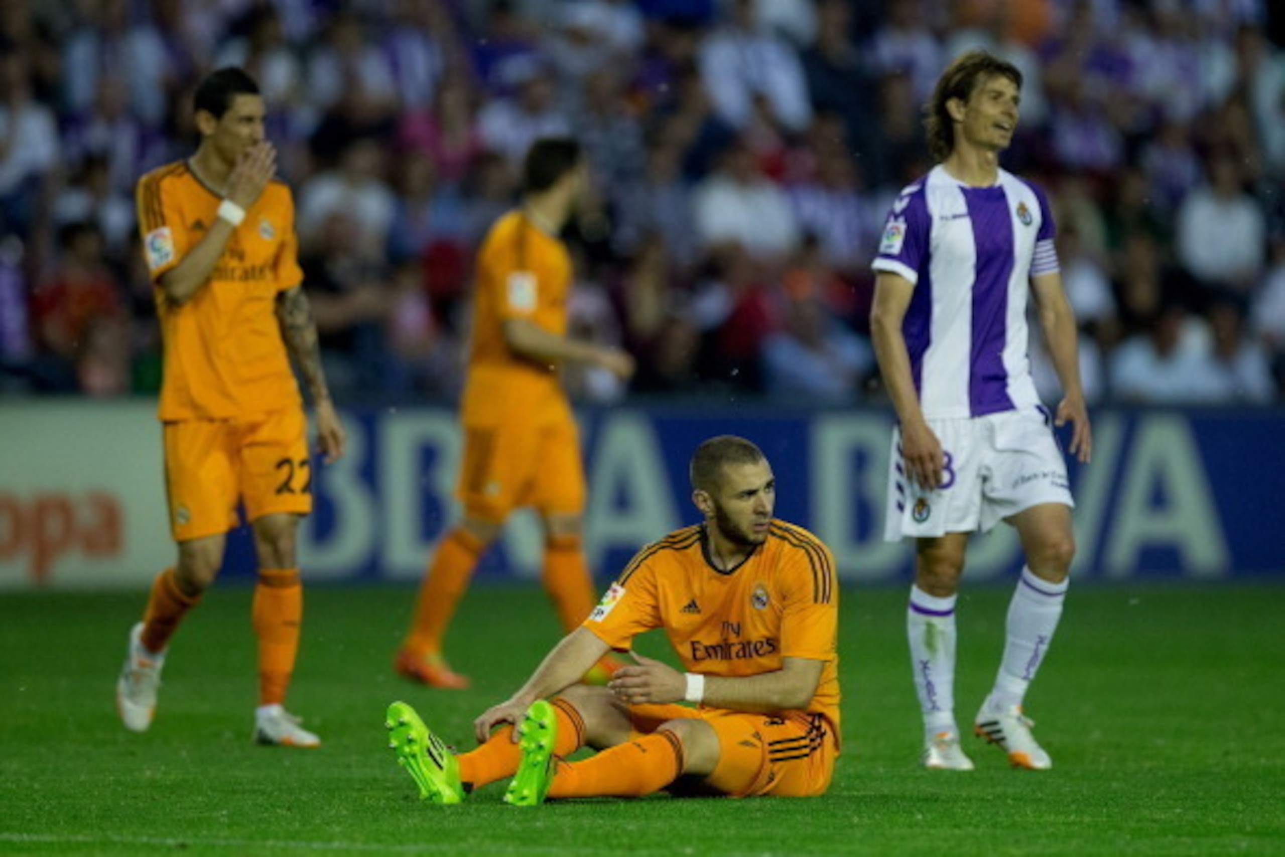 VALLADOLID, SPAIN - MAY 07: Karim Benzema of Real Madrid CF reacts after failing to score during the La Liga match between Real Valladolid CF and Real Madrid CF at Estadio Jose Zorilla on May 7, 2014 in Valladolid, Spain.  (Photo by Gonzalo Arroyo Moreno/