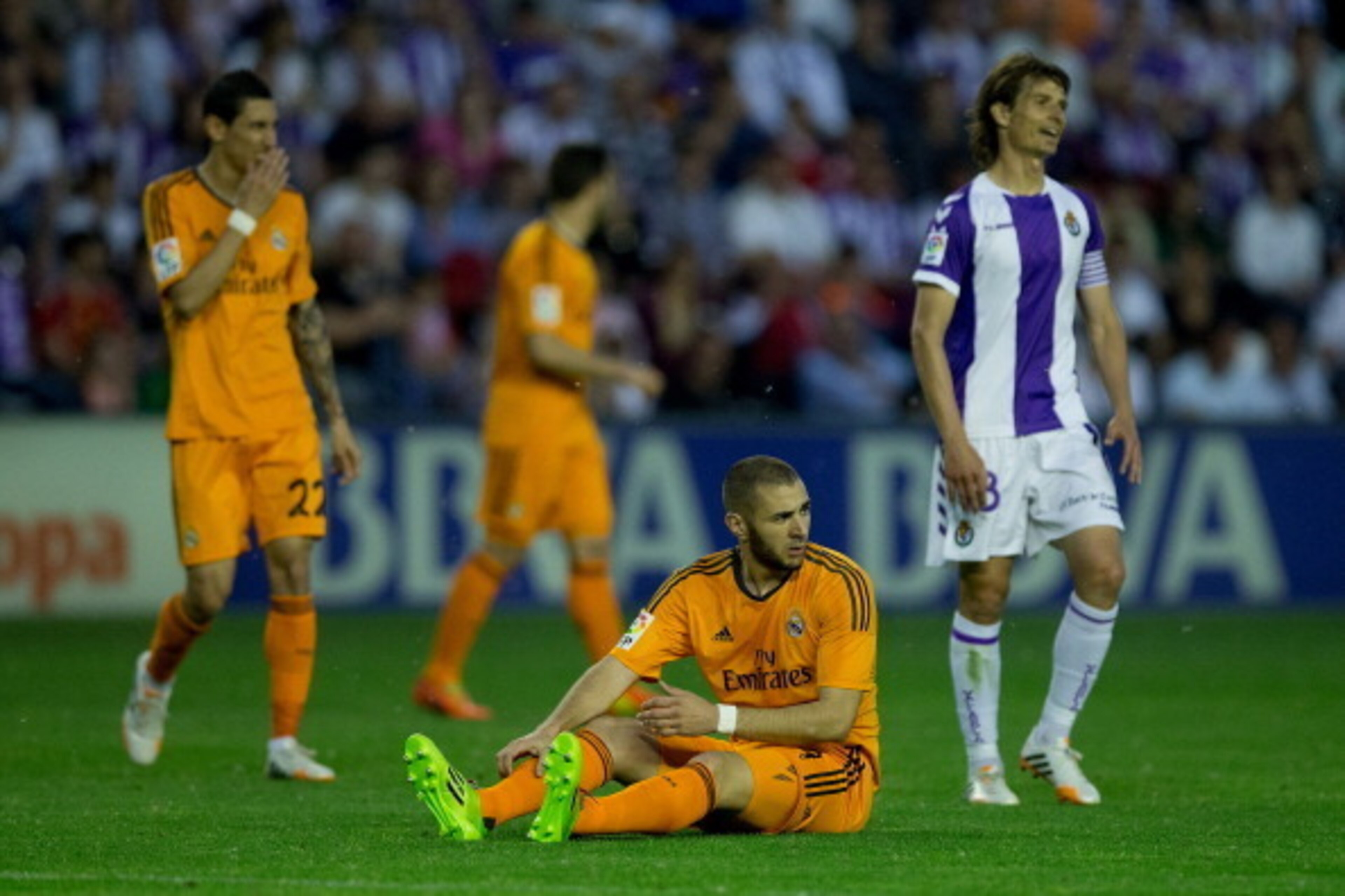 VALLADOLID, SPAIN - MAY 07: Karim Benzema of Real Madrid CF reacts after failing to score during the La Liga match between Real Valladolid CF and Real Madrid CF at Estadio Jose Zorilla on May 7, 2014 in Valladolid, Spain.  (Photo by Gonzalo Arroyo Moreno/