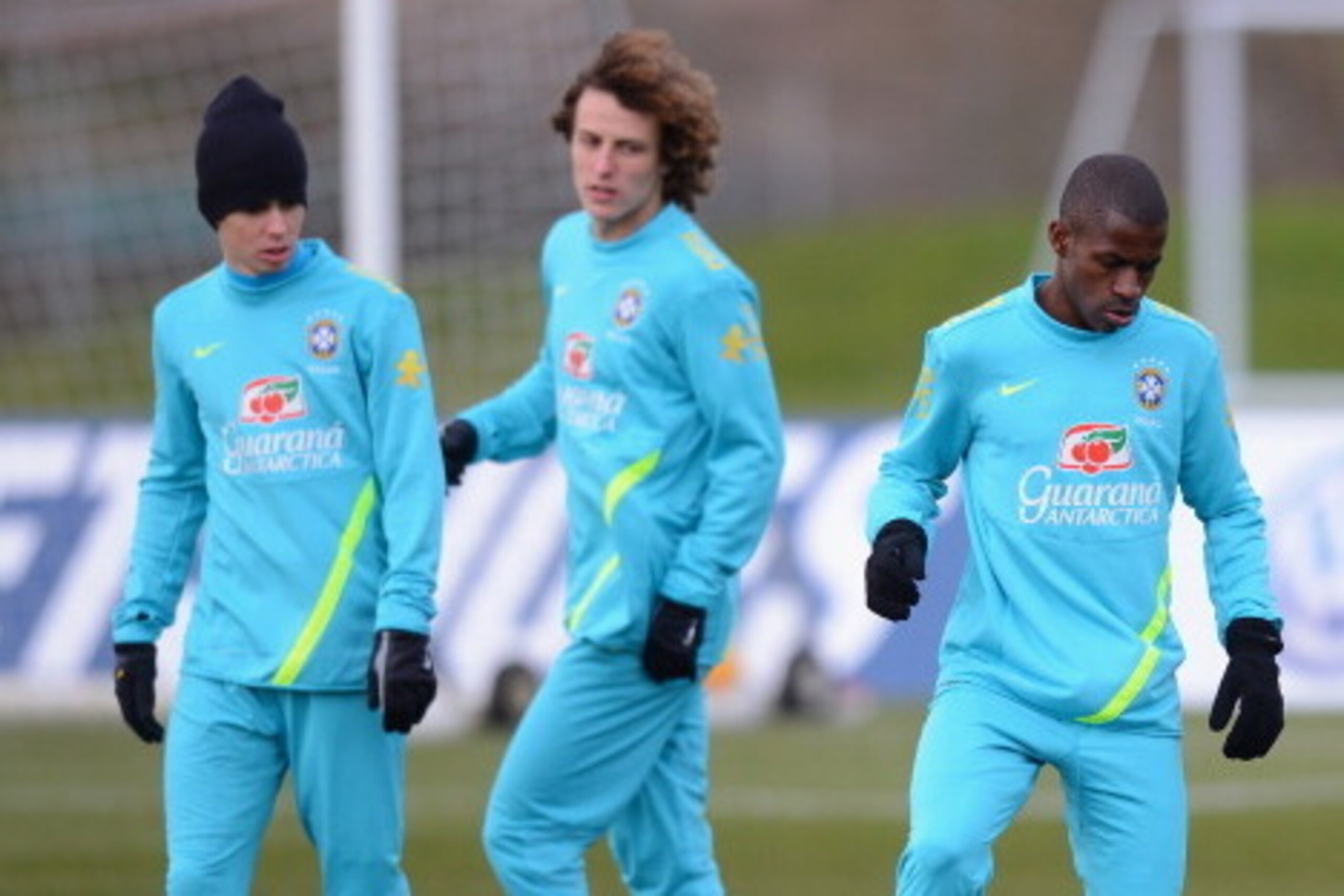 LONDON, ENGLAND - FEBRUARY 05:  Oscar and David Luiz watch Chelsea team mate Ramires during a Brazil training session at The Hive football centre on February 5, 2013 in London, England.  (Photo by Mike Hewitt/Getty Images)