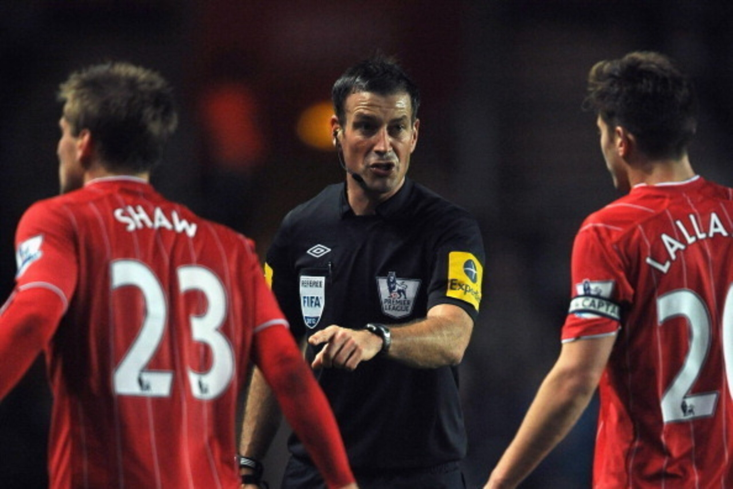 SOUTHAMPTON, ENGLAND - NOVEMBER 28:  Referee Mark Clattenburg talks to Luke Shaw and Adam Lallana of Southampton during the Barclays Premier League match between Southampton and Norwich City at St Mary's Stadium on November 28, 2012 in Southampton, Englan
