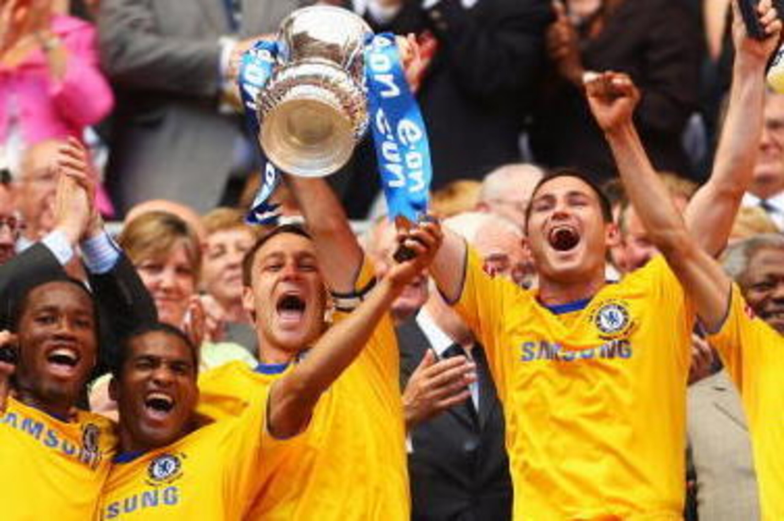 LONDON, ENGLAND - MAY 30:  Captain John Terry (3rdL) of Chelsea lifts the trophy with Frank Lampard following victory during the FA Cup sponsored by E.ON Final match between Chelsea and Everton at Wembley Stadium on May 30, 2009 in London, England.  (Phot