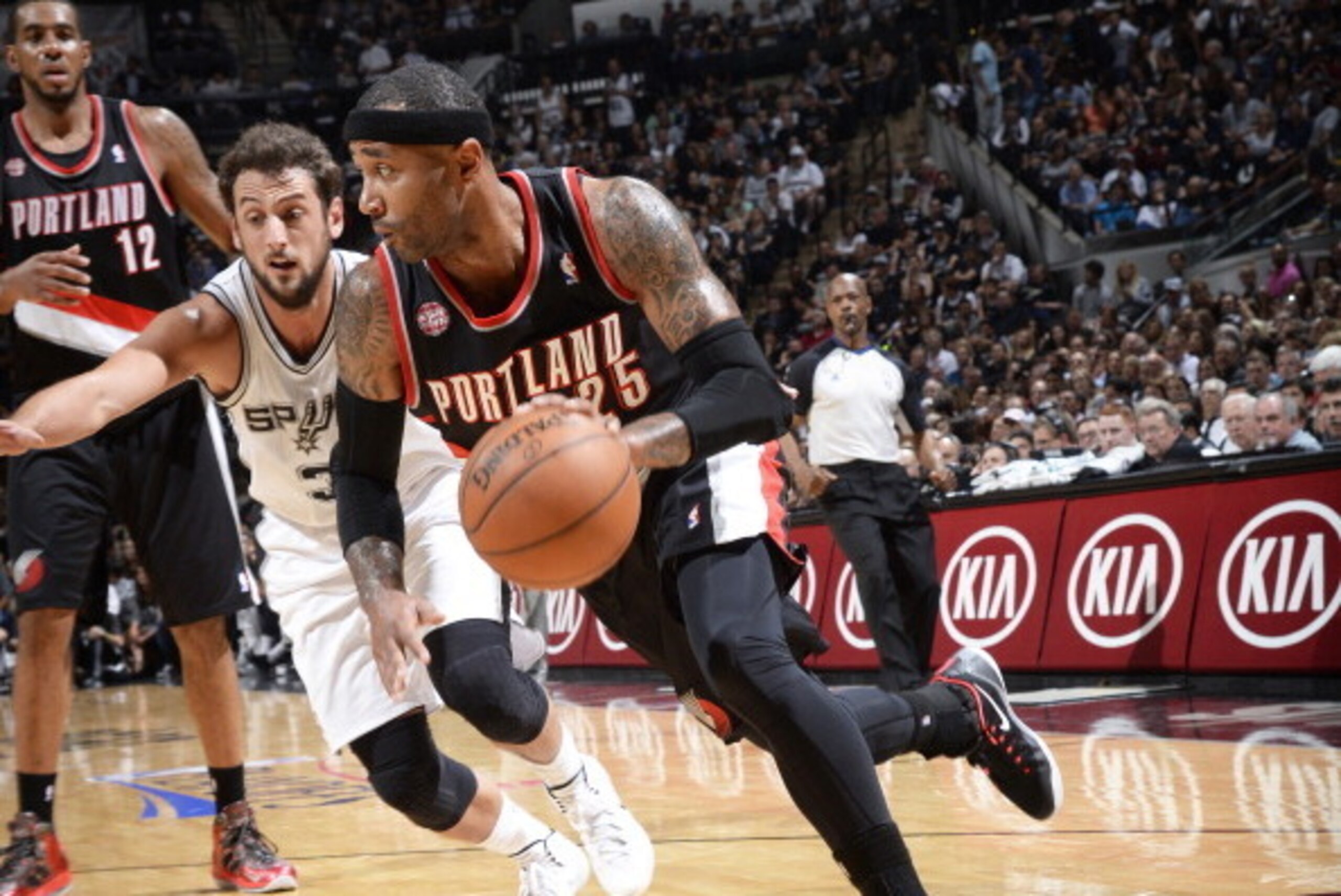 SAN ANTONIO, TX - MAY 6: Mo Williams #25 of the Portland Trail Blazers handles the ball against the San Antonio Spurs in Game One of the Western Conference Semi-Finals during the 2014 NBA Playoffs at AT&T Center on May 6, 2014 in San Antonio, Texas. NOTE 
