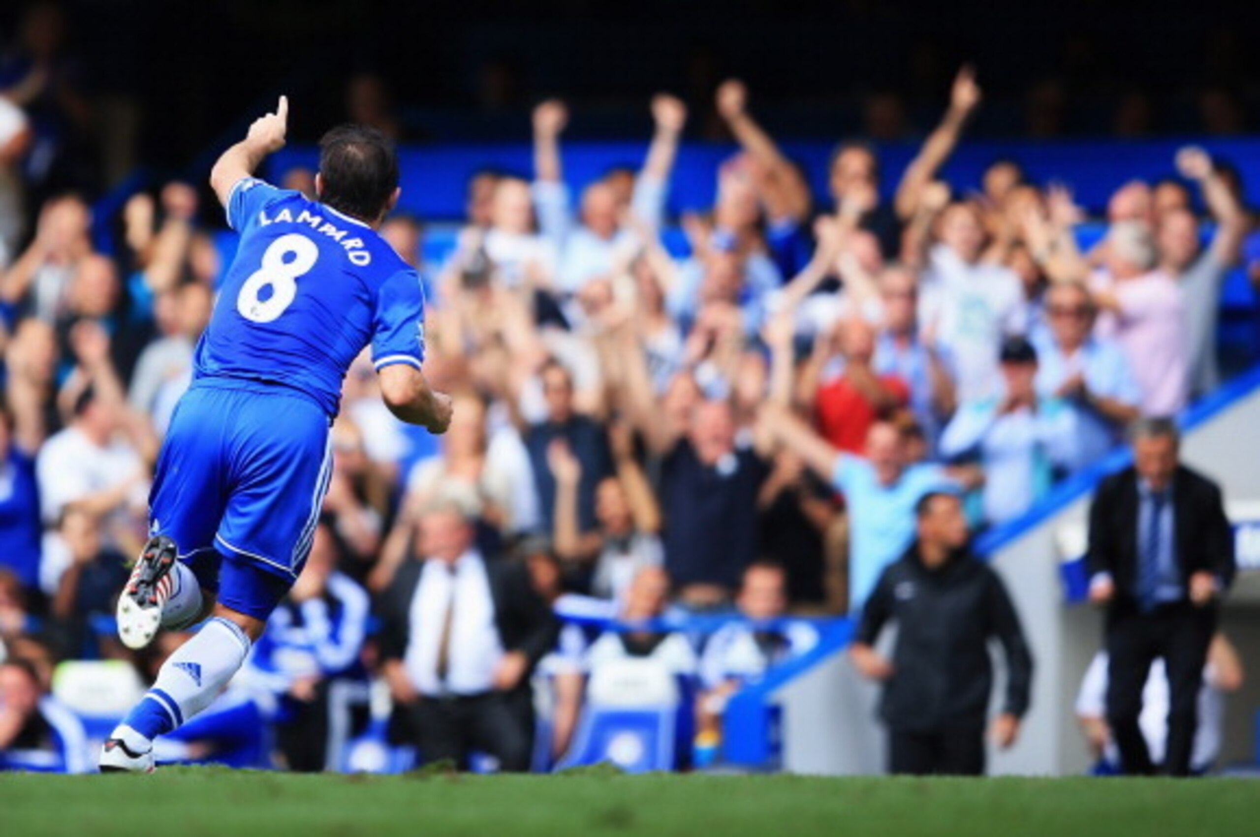 LONDON, ENGLAND - AUGUST 18:  Frank Lampard of Chelsea celebrates his goal with manager Jose Mourinho during the Barclays Premier League match between Chelsea and Hull City at Stamford Bridge on August 18, 2013 in London, England.  (Photo by Richard Heath