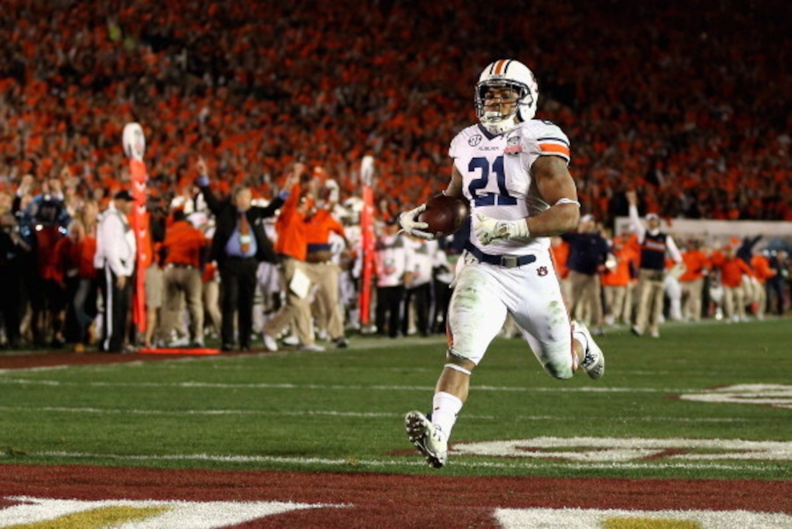 PASADENA, CA - JANUARY 06:  Running back Tre Mason #21 of the Auburn Tigers runs for 37-yard touchdown against the Florida State Seminoles in the fourth quarter to take a 31-27 lead in the 2014 Vizio BCS National Championship Game at the Rose Bowl on Janu