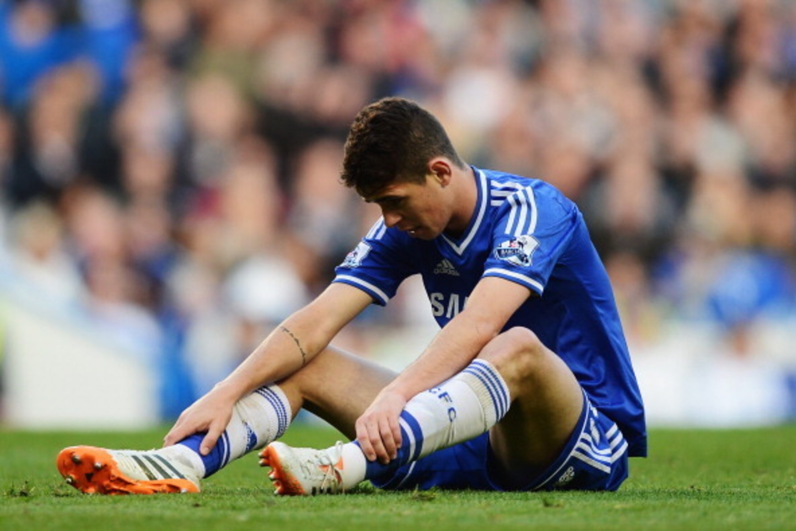 LONDON, ENGLAND - APRIL 19:  Oscar of Chelsea reacts to a missed chance during the Barclays Premier League match between Chelsea and Sunderland at Stamford Bridge on April 19, 2014 in London, England.  (Photo by Jamie McDonald/Getty Images)