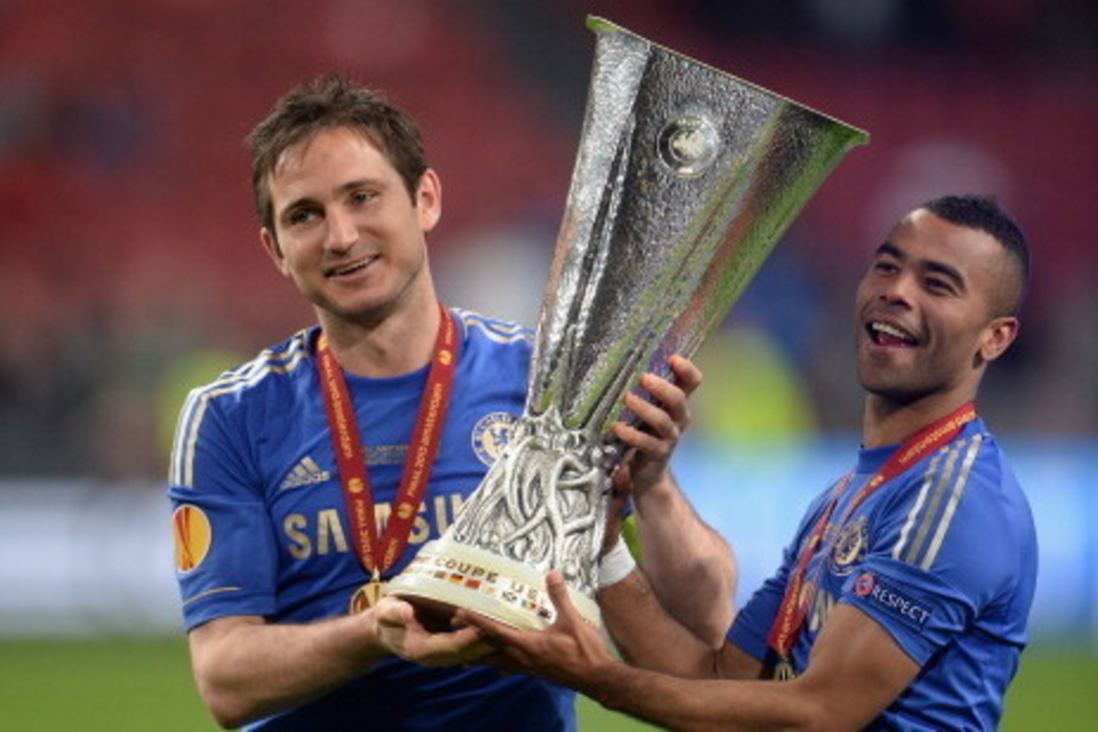 AMSTERDAM, NETHERLANDS - MAY 15:  Frank Lampard and Ashley Cole of Chelsea pose with the trophy during the UEFA Europa League Final between SL Benfica and Chelsea FC at Amsterdam Arena on May 15, 2013 in Amsterdam, Netherlands.  (Photo by Michael Regan/Ge