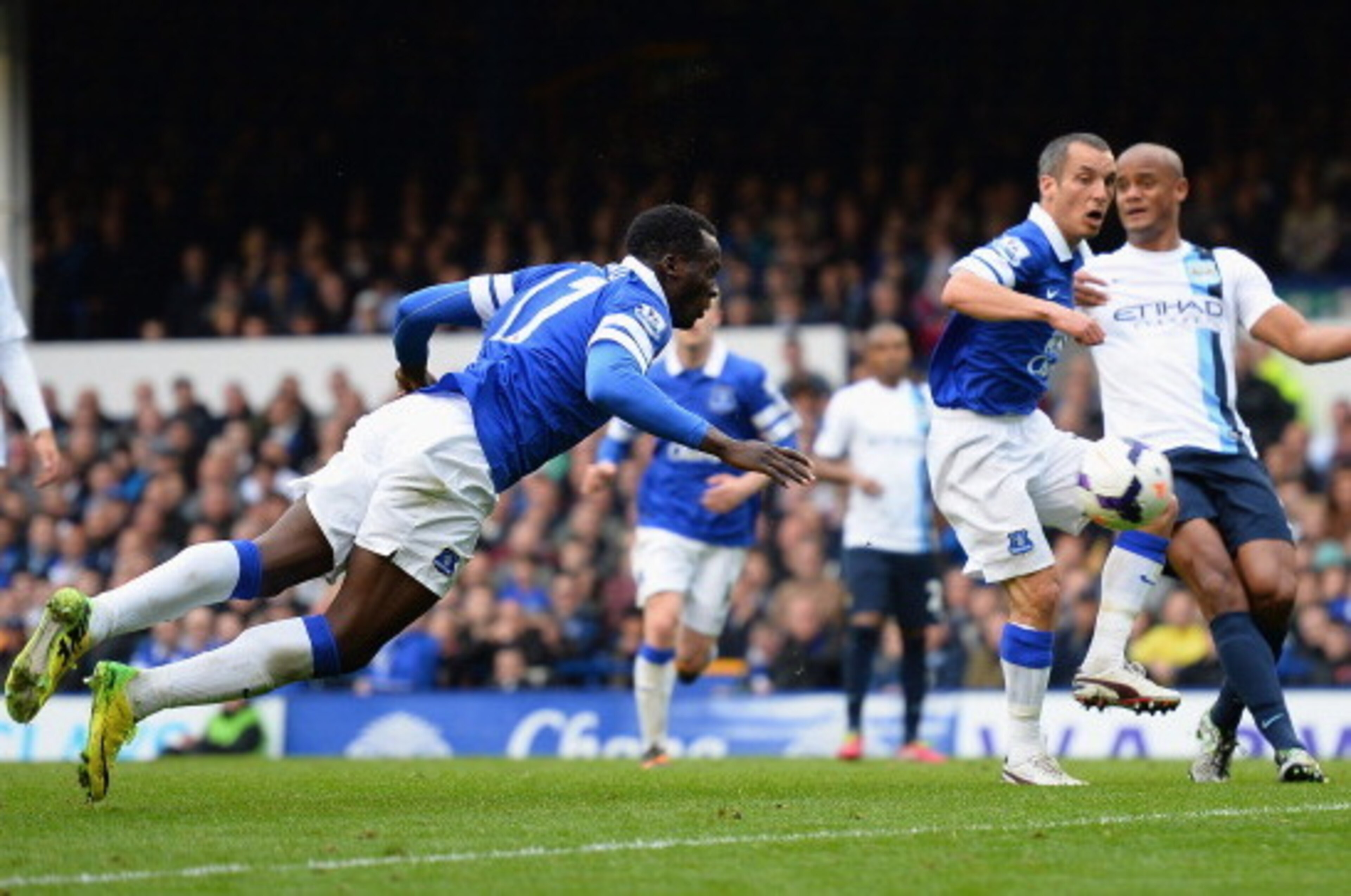 LIVERPOOL, ENGLAND - MAY 03:  Romelu Lukaku of Everton scores his team's second goal during the Barclays Premier League match between Everton and Manchester City at Goodison Park on May 3, 2014 in Liverpool, England.  (Photo by Laurence Griffiths/Getty Im