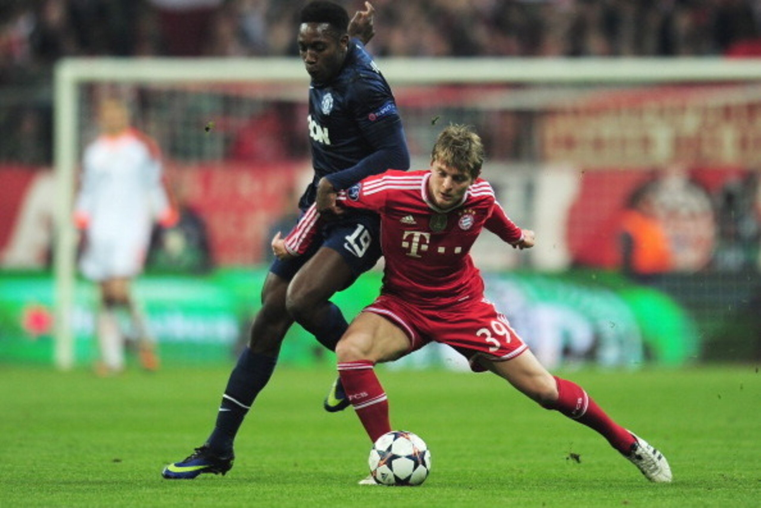 MUNICH, GERMANY - APRIL 09: Danny Welbeck of Manchester United challenges Toni Kroos of Bayern Muenchen during the UEFA Champions League Quarter Final second leg match between FC Bayern Muenchen and Manchester United at Allianz Arena on April 9, 2014 in M