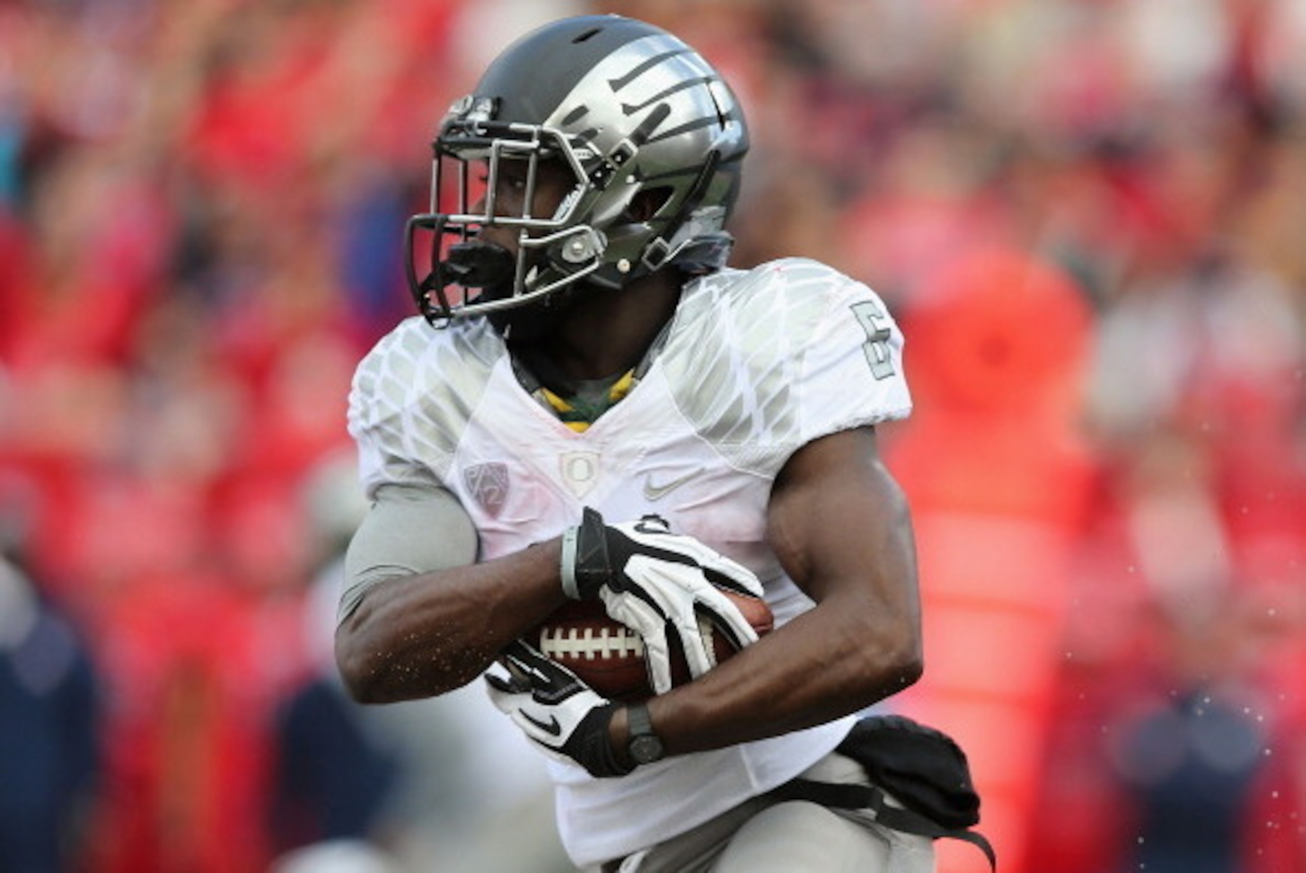 TUCSON, AZ - NOVEMBER 23:  Running back De'Anthony Thomas #6 of the Oregon Ducks rushes the football during the college football game against the Arizona Wildcats at Arizona Stadium on November 23, 2013 in Tucson, Arizona.  The Wildcats defeated the Ducks