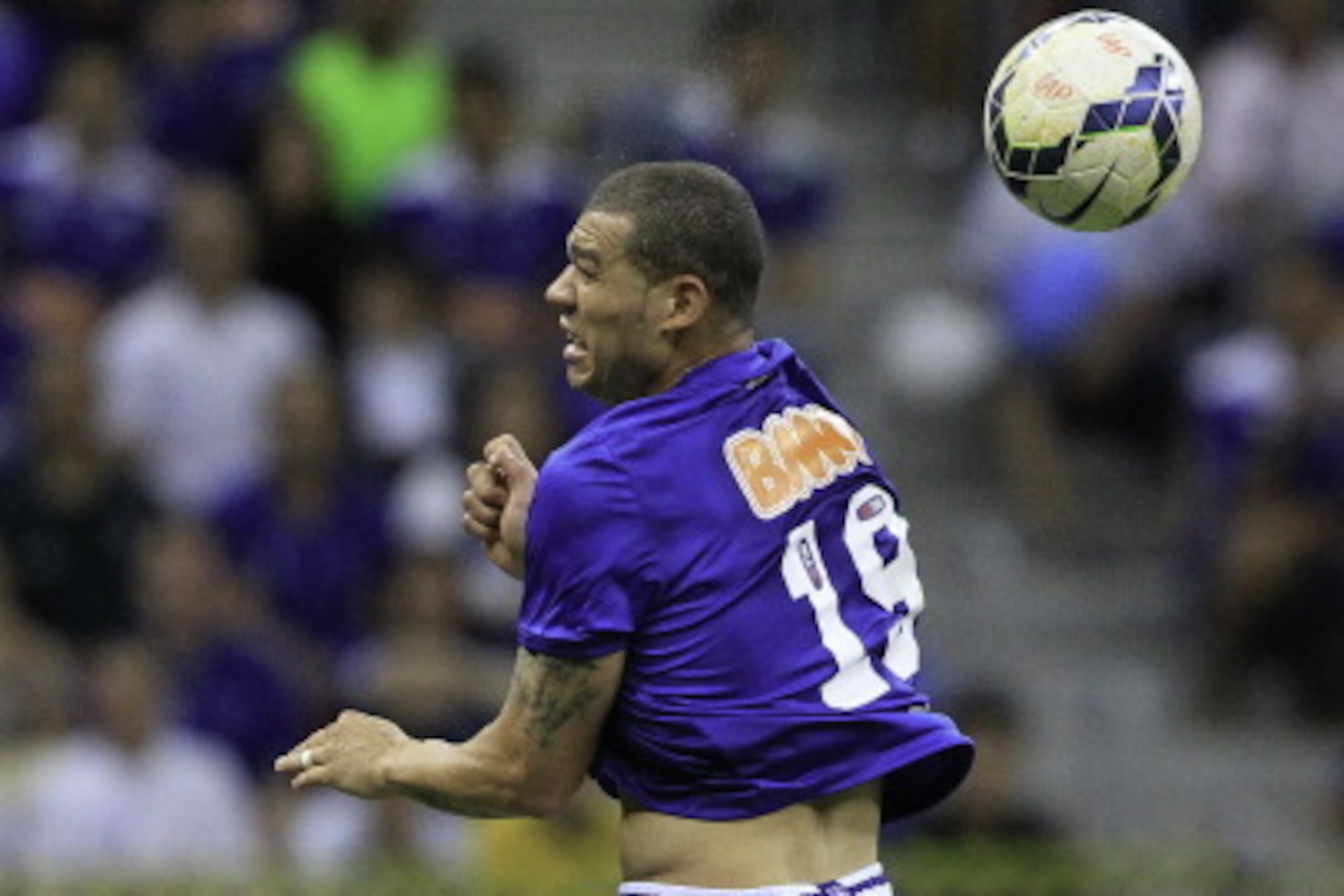 BRASILIA, BRAZIL - MAY 03 :  Nilton #19 of Cruzeiro heads the ball during a match between Cruzeiro and Atletico Paranaense as part of Brasileirao Series A 2014 at Mane Garrincha Stadium on May 3, 2014 in Brasilia, Brazil. (Photo by Bruno Spada/Getty Image