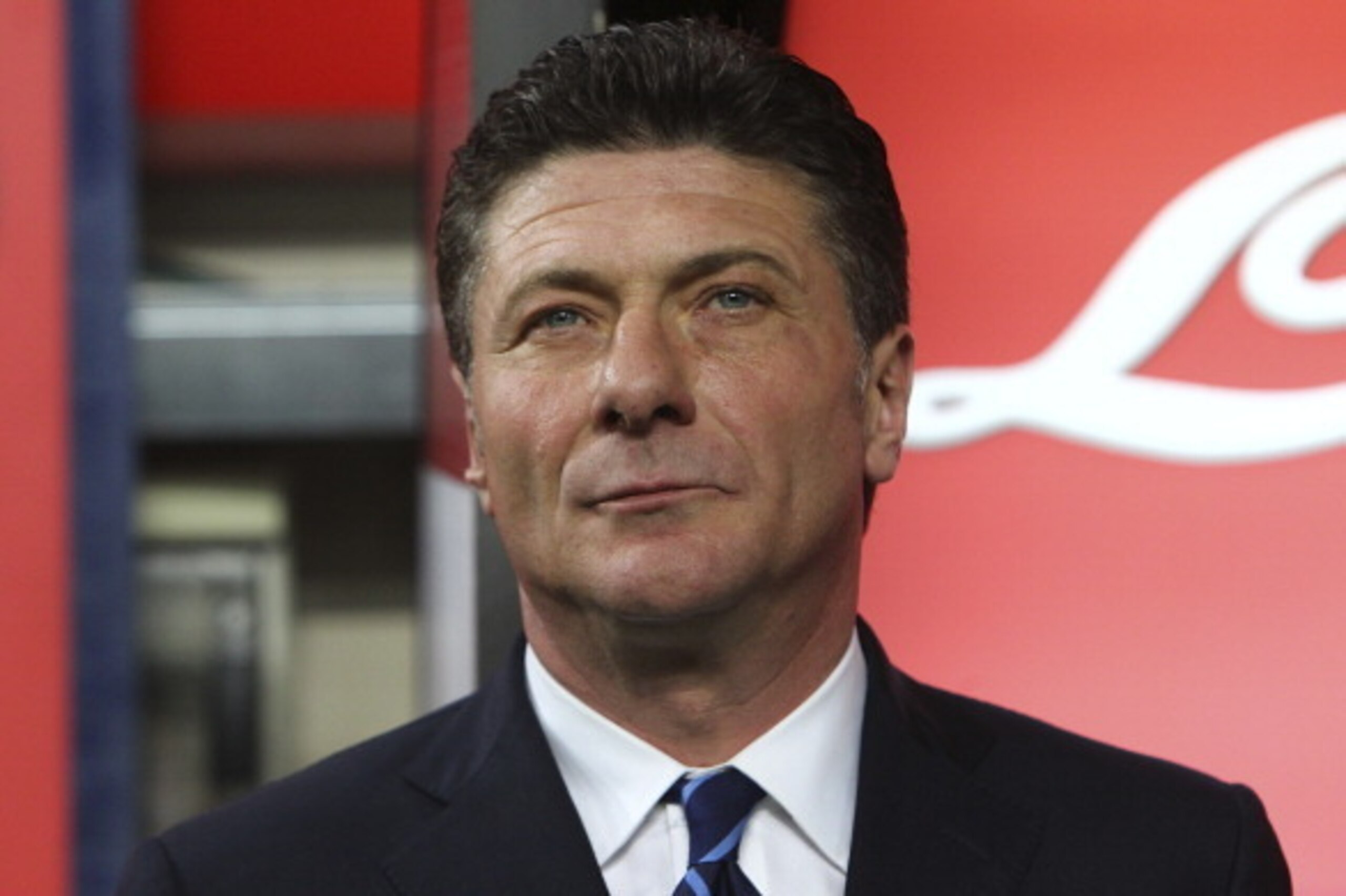 MILAN, ITALY - APRIL 05:  FC Internazionale Milano coach Walter Mazzarri looks on before the Serie A match between FC Internazionale Milano and Bologna FC at San Siro Stadium on April 5, 2014 in Milan, Italy.  (Photo by Marco Luzzani/Getty Images)